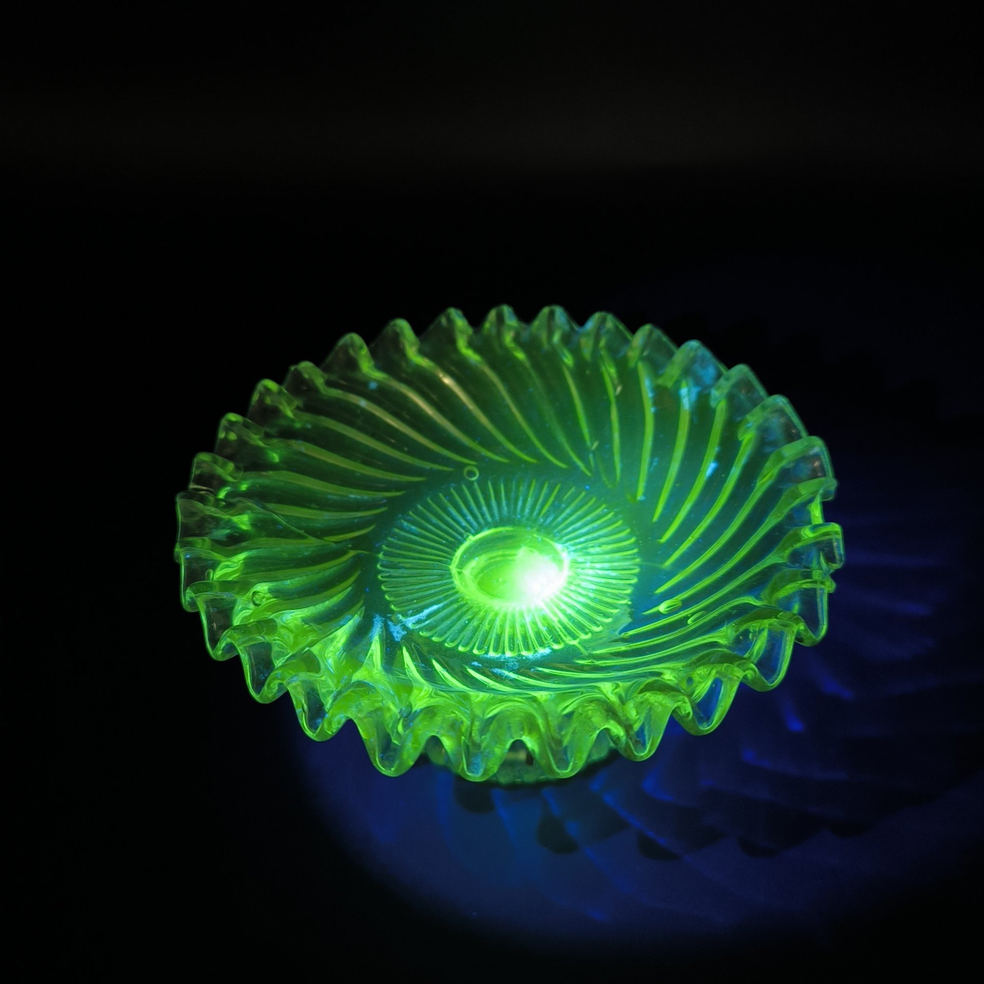 Конфетница с фестончатым бортом и рельефным декором, клеймо "137-2", стекло, пресс, Россия, 1900-1940 гг.