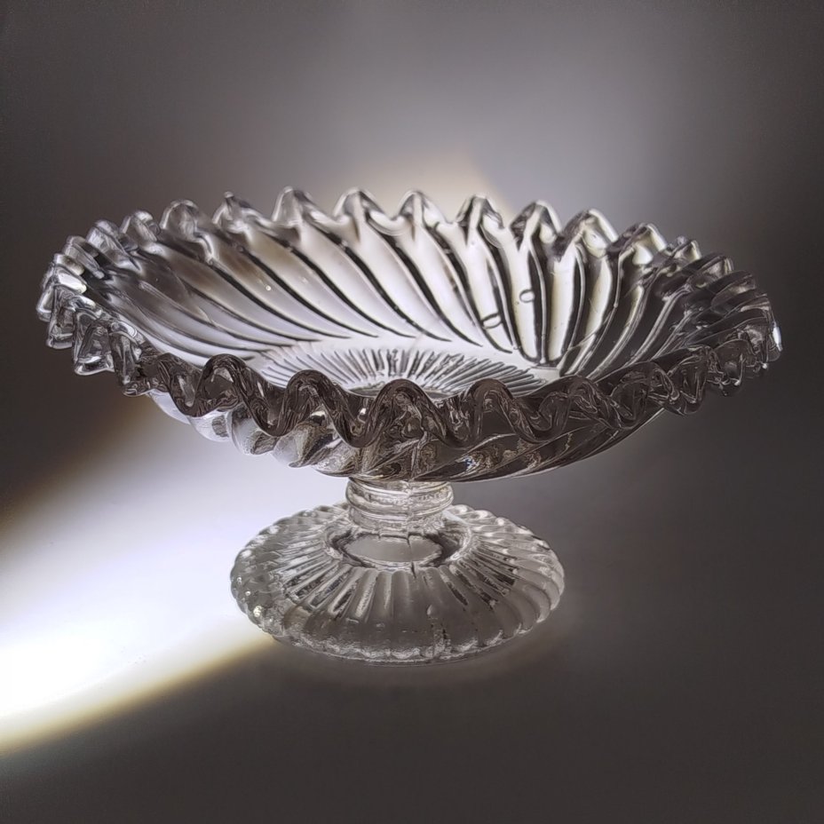 Конфетница с фестончатым бортом и рельефным декором, клеймо "137-2"