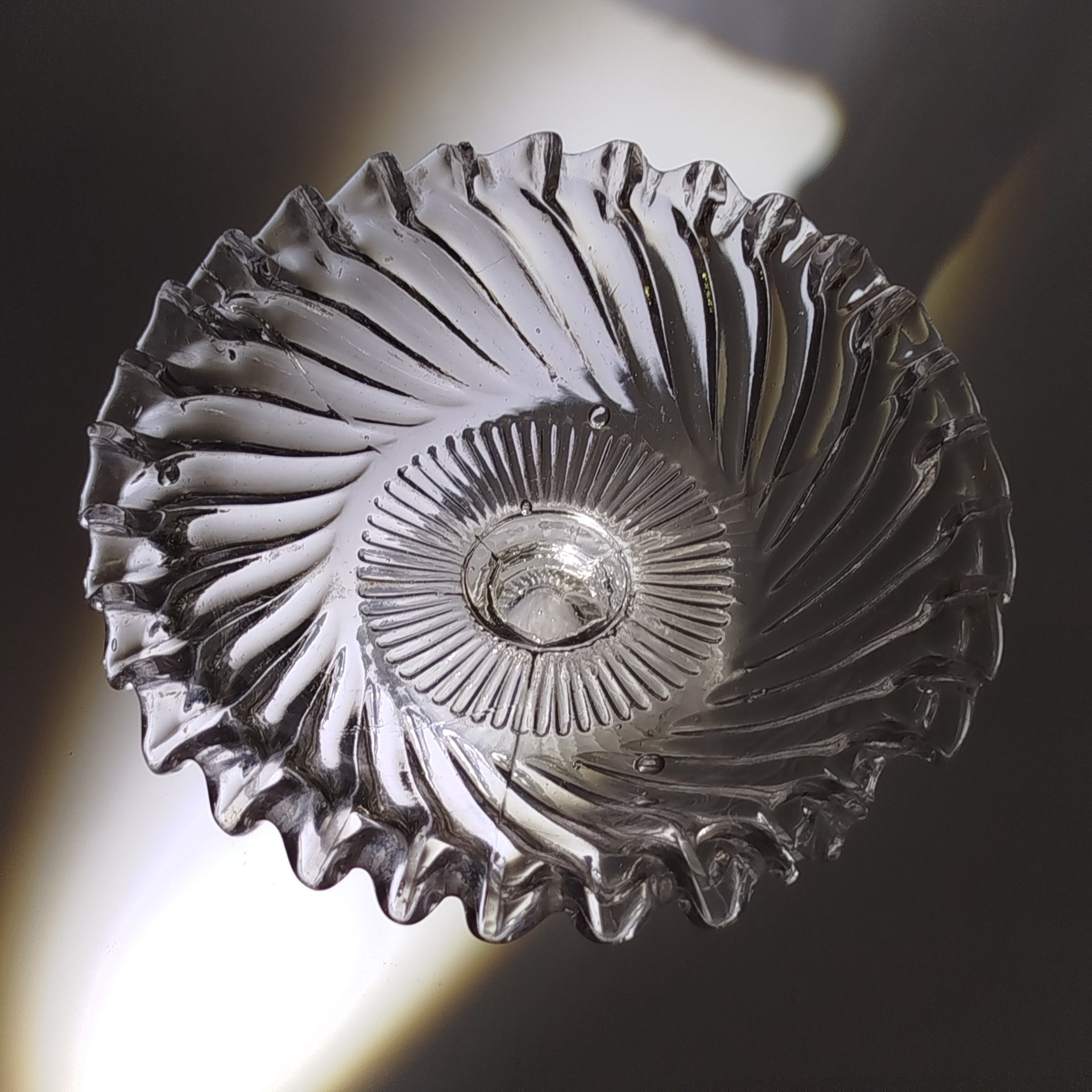 Конфетница с фестончатым бортом и рельефным декором, клеймо "137-2", стекло, пресс, Россия, 1900-1940 гг.