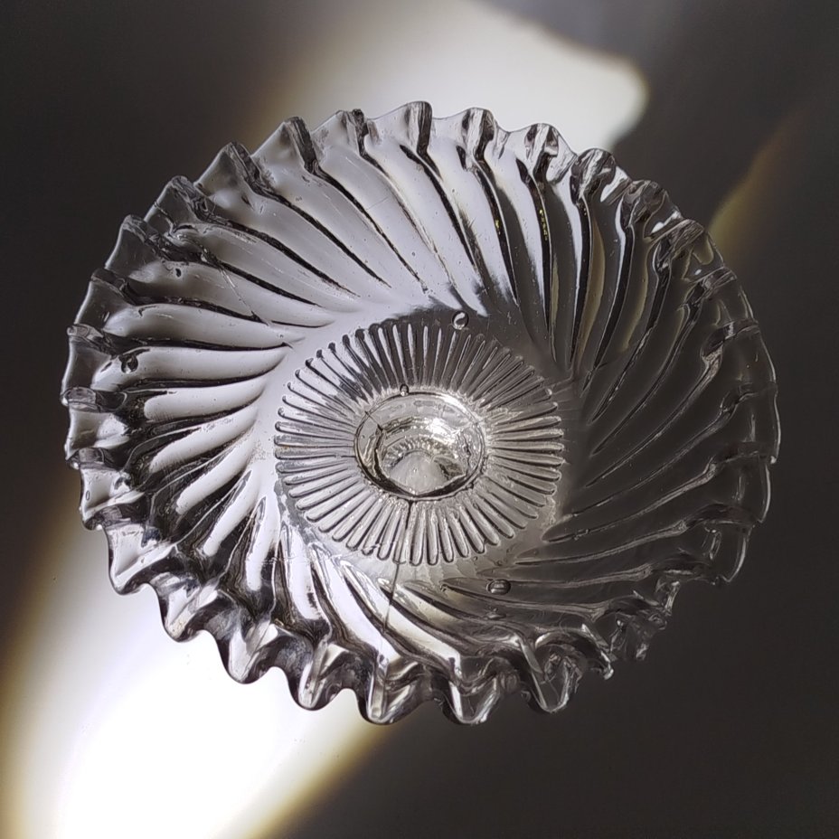 Конфетница с фестончатым бортом и рельефным декором, клеймо "137-2"