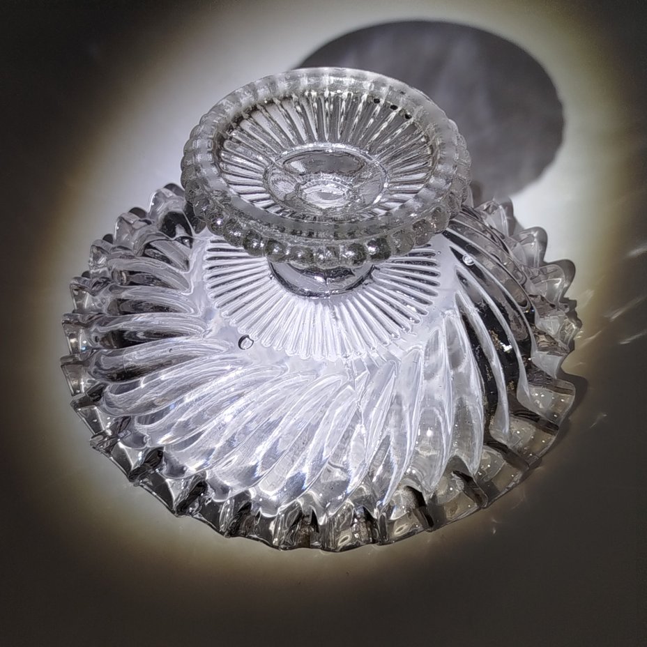 Конфетница с фестончатым бортом и рельефным декором, клеймо "137-2"