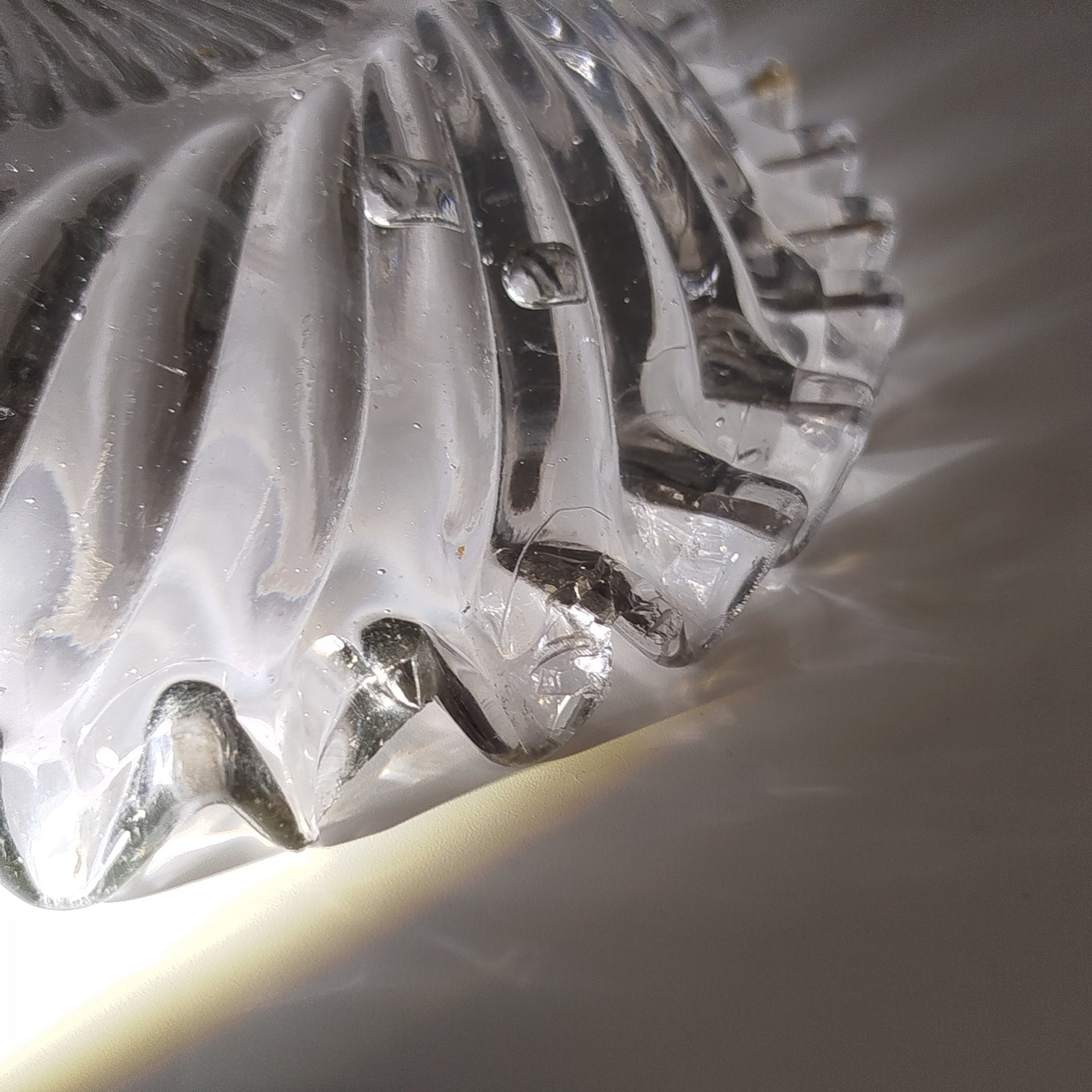 Конфетница с фестончатым бортом и рельефным декором, клеймо "137-2", стекло, пресс, Россия, 1900-1940 гг.