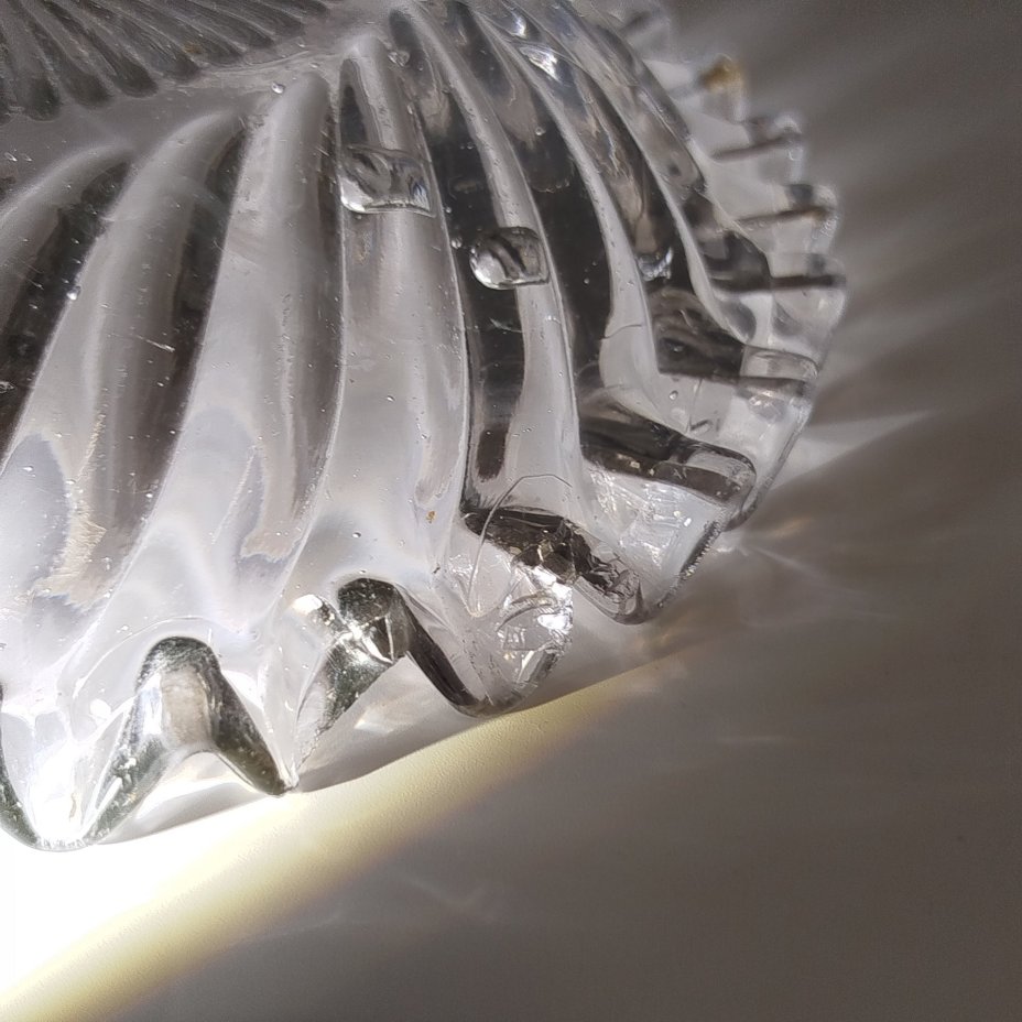 Конфетница с фестончатым бортом и рельефным декором, клеймо "137-2"