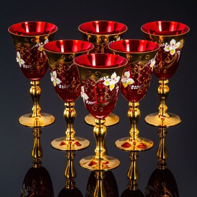 Набор из 6-ти бокалов на фигурной ножке с лепным декором, Богемия, цветное стекло, золочение, фарфор, роспись, Чехословакия, 1970-1990 гг.