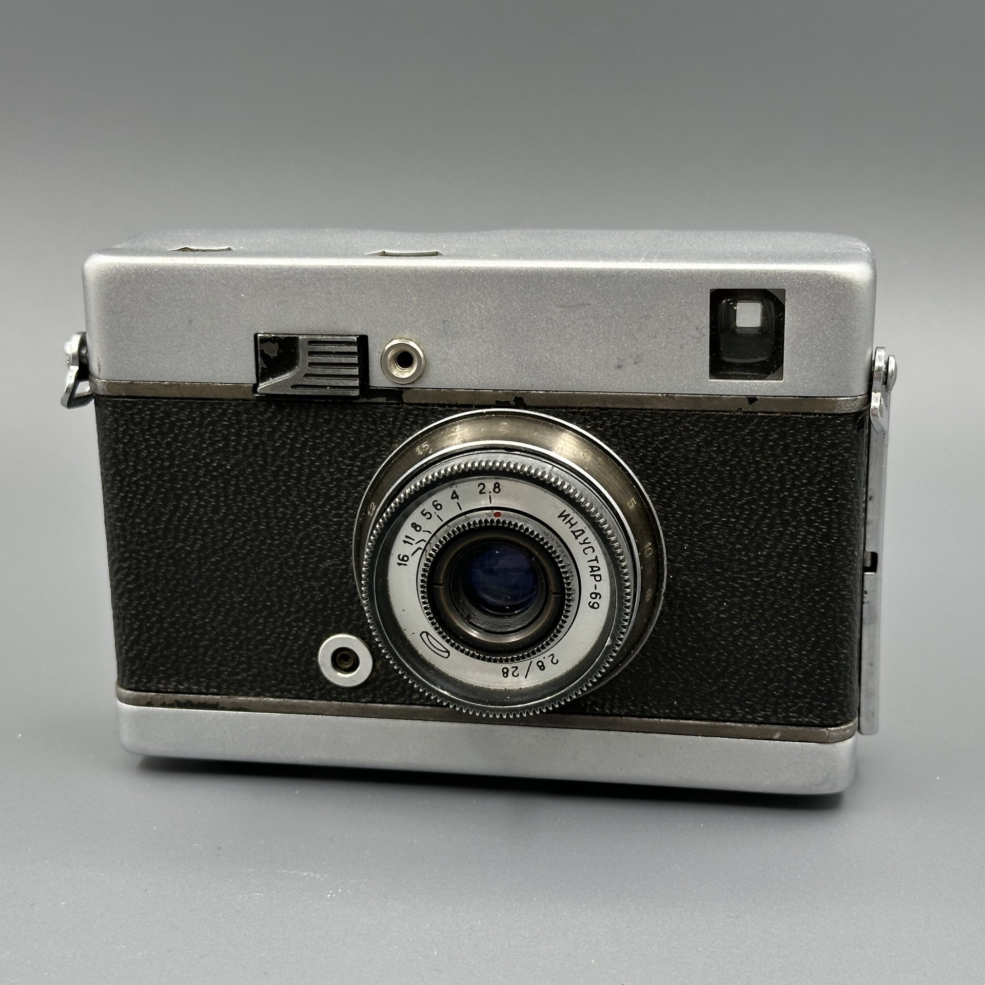 Фотоаппарат пленочный "Чайка-2" с объективом "Индустар-69" 2.8/28, в оригинальном чехле, Минский механический завод им. С.И. Вавилова  (БелОМО)