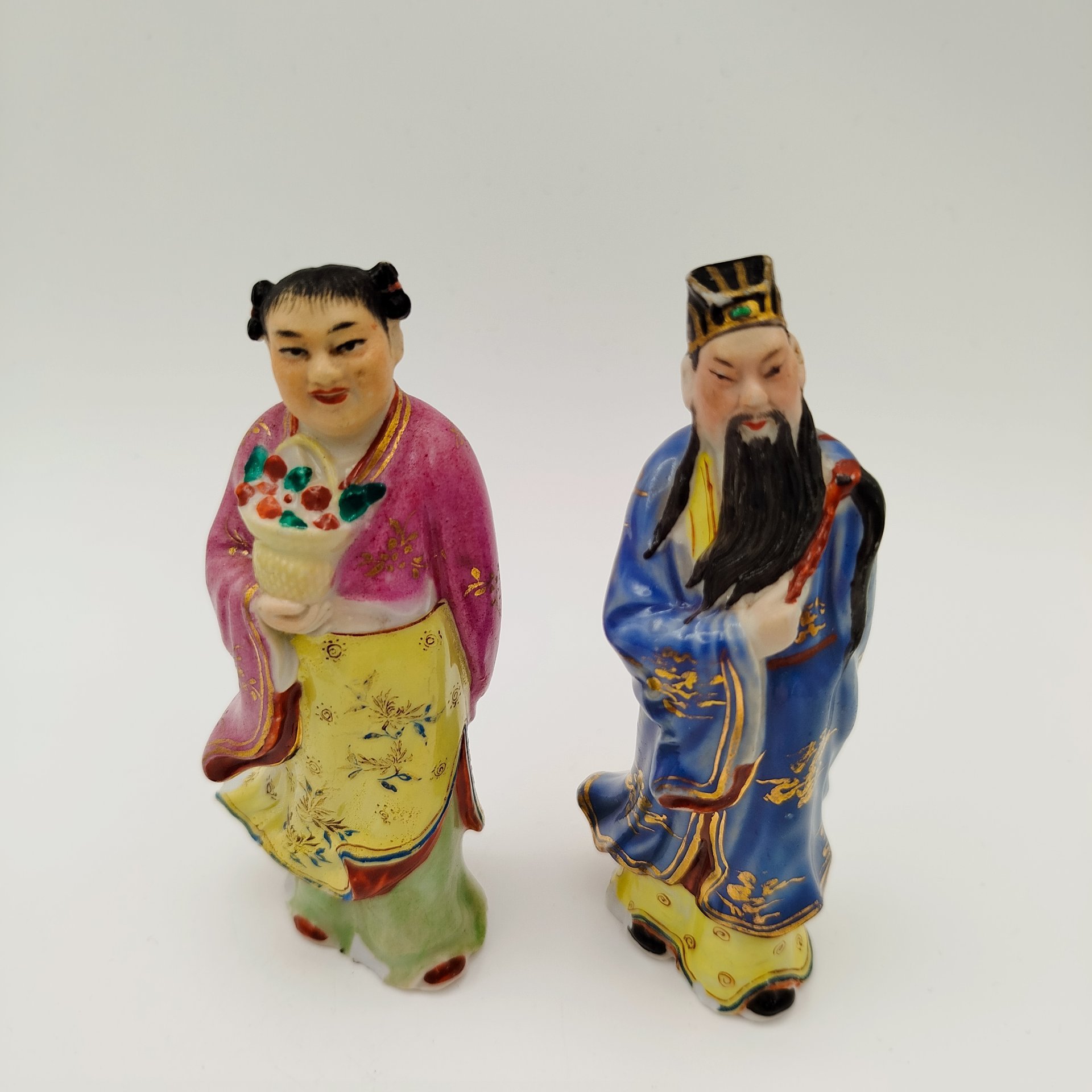Парные статуэтки Лу Син (божество богатства и власти) и Лань Цайхэ (покровительница торговцев цветами и садовников), фарфор, роспись, золочение, Китай, 1950-1980 гг.