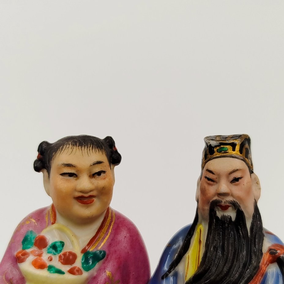 Парные статуэтки Лу Син (божество богатства и власти) и Лань Цайхэ (покровительница торговцев цветами и садовников), фарфор, роспись, золочение, Китай, 1950-1980 гг.