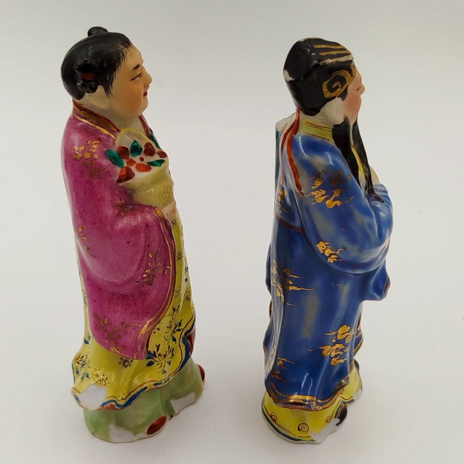 Парные статуэтки Лу Син (божество богатства и власти) и Лань Цайхэ (покровительница торговцев цветами и садовников), фарфор, роспись, золочение, Китай, 1950-1980 гг.