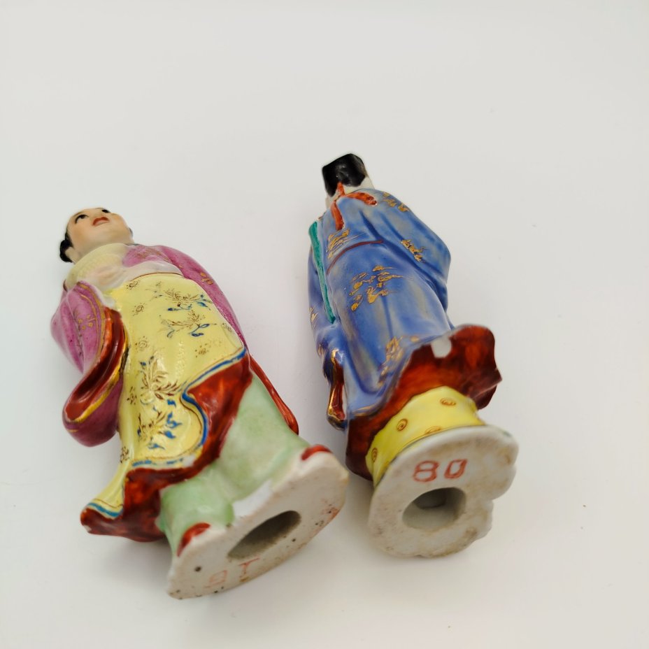 Парные статуэтки Лу Син (божество богатства и власти) и Лань Цайхэ (покровительница торговцев цветами и садовников), фарфор, роспись, золочение, Китай, 1950-1980 гг.