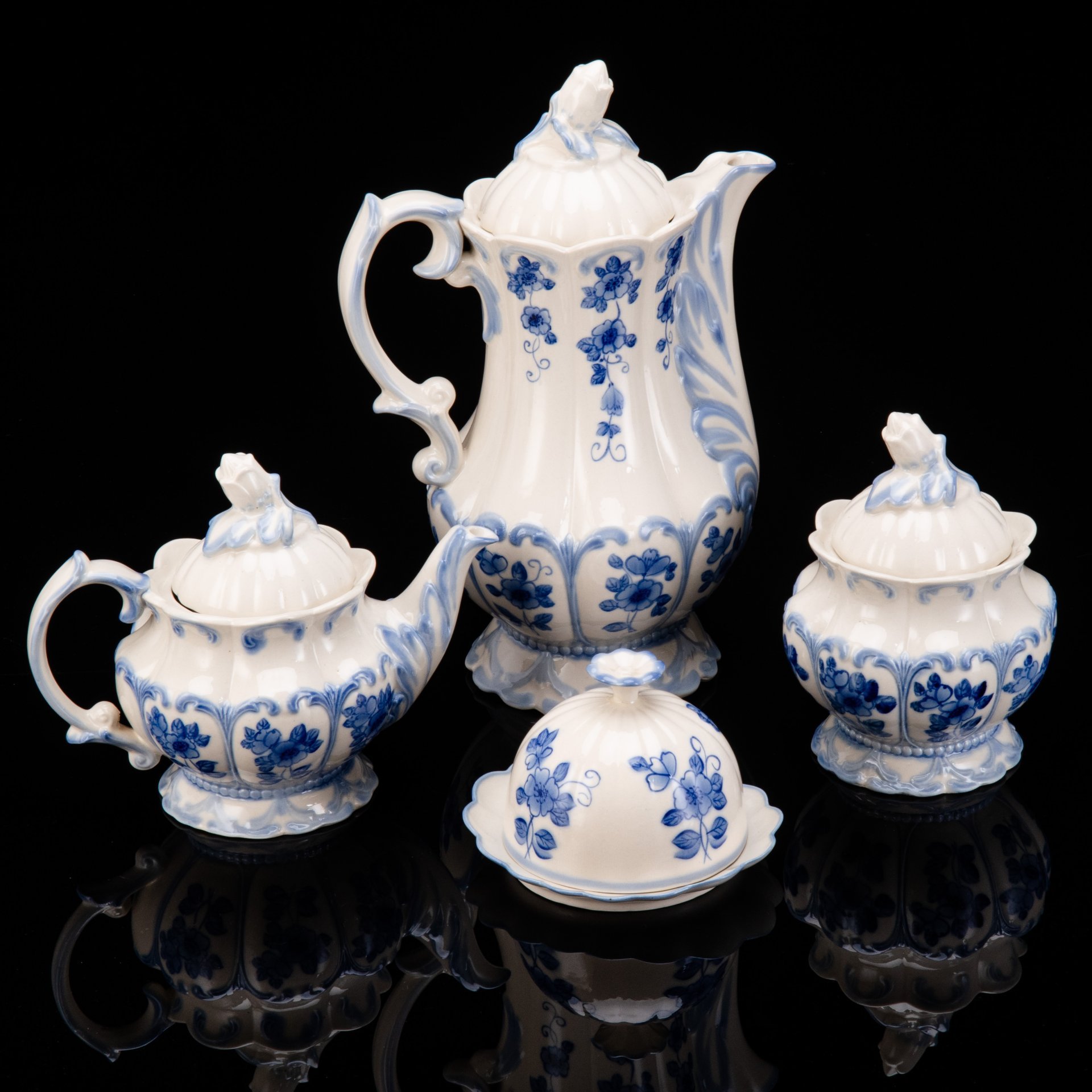 Набор чайный с растительным декором (чайник доливной, чайник заварочный, сахарница, масленка), фаянс, роспись, Кооператив «Глазурь», г. Ленинград, СССР, 1988-1998 гг.