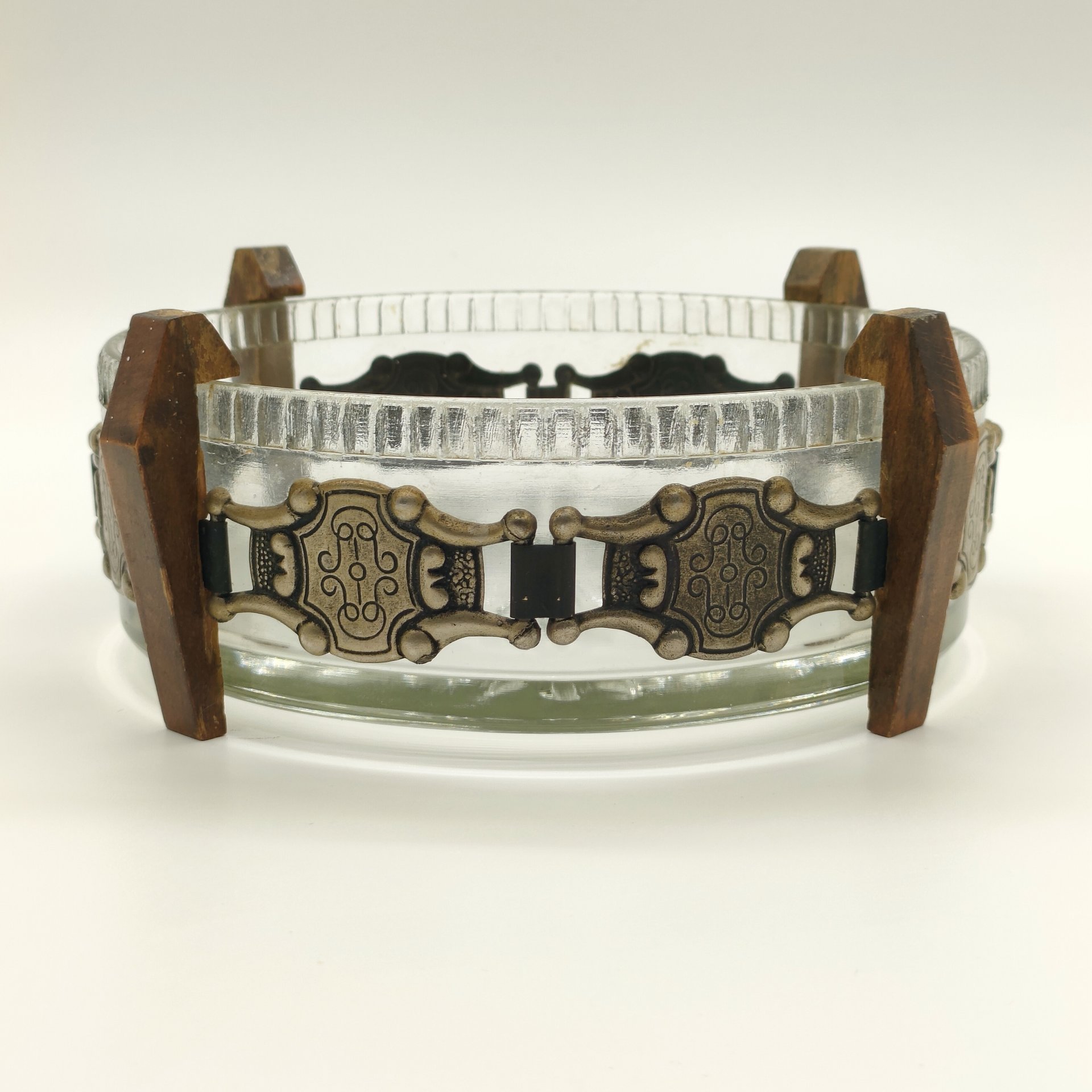 Конфетница (ваза) круглой формы на подставке с орнаментальным декором, стекло, металл, дерево, СССР, 1970-1990 гг.