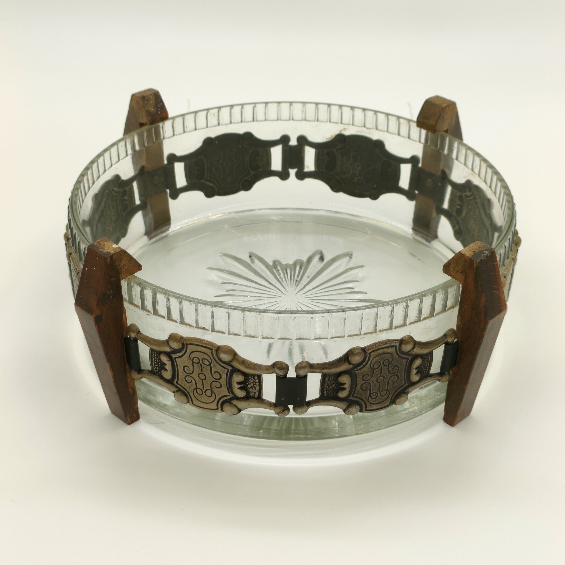 Конфетница (ваза) круглой формы на подставке с орнаментальным декором, стекло, металл, дерево, СССР, 1970-1990 гг.