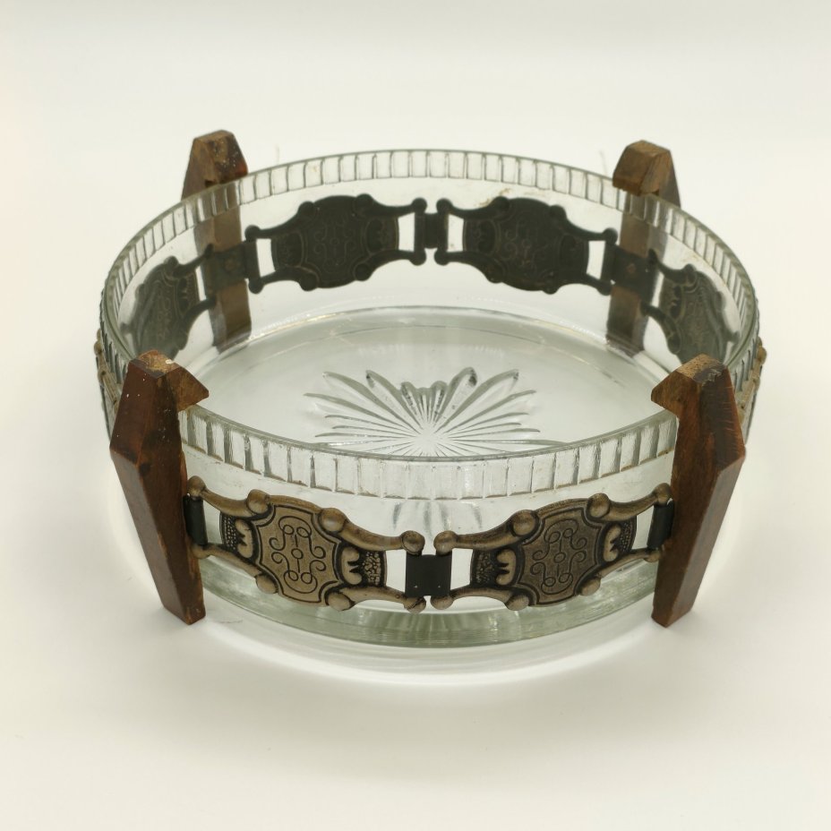 Конфетница (ваза) круглой формы на подставке с орнаментальным декором