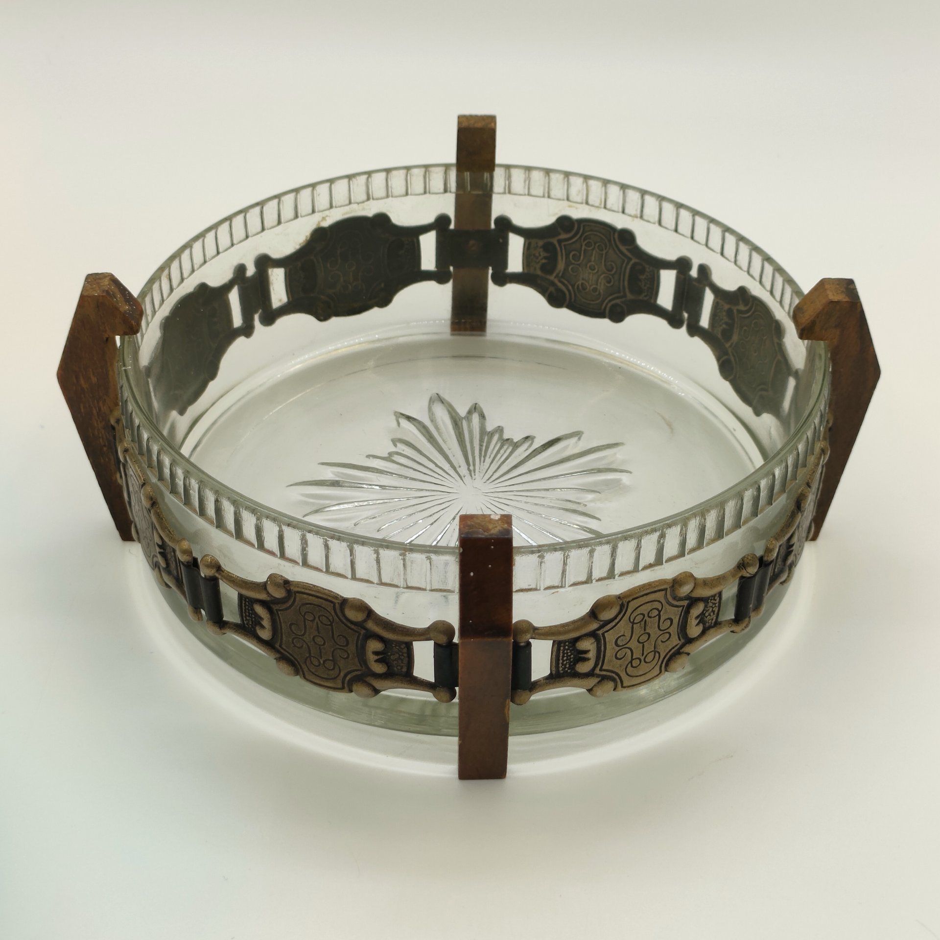 Конфетница (ваза) круглой формы на подставке с орнаментальным декором, стекло, металл, дерево, СССР, 1970-1990 гг.