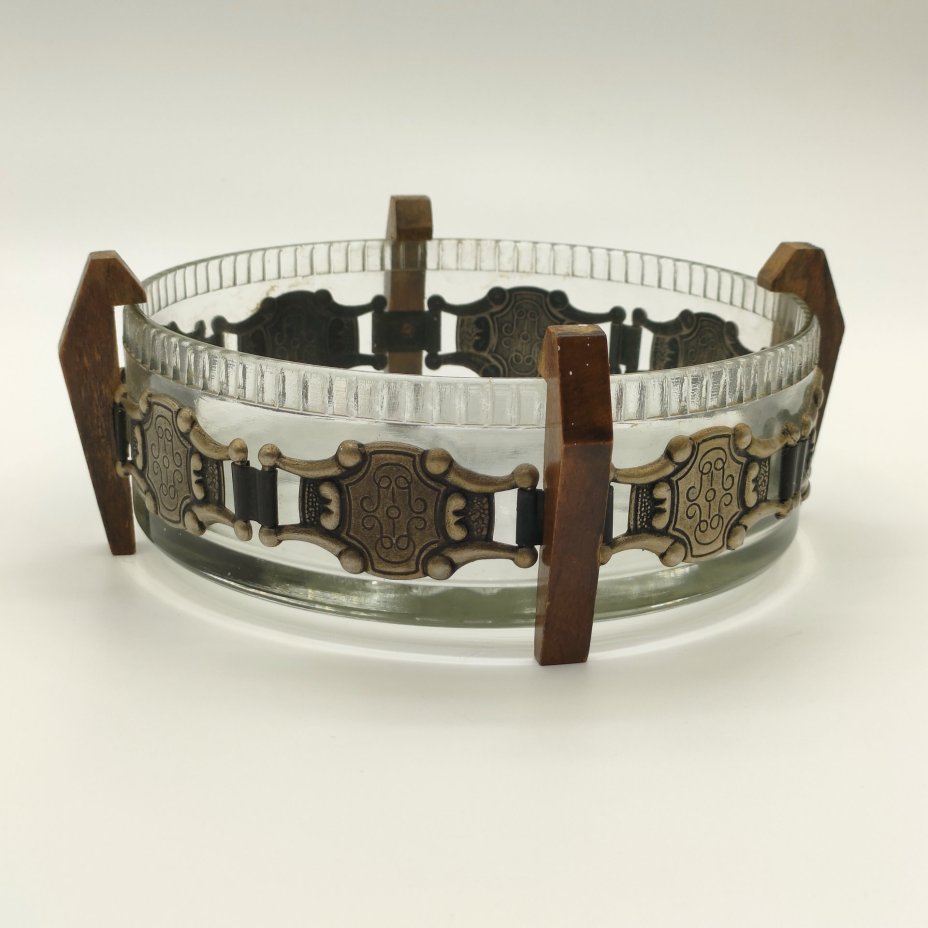 Конфетница (ваза) круглой формы на подставке с орнаментальным декором