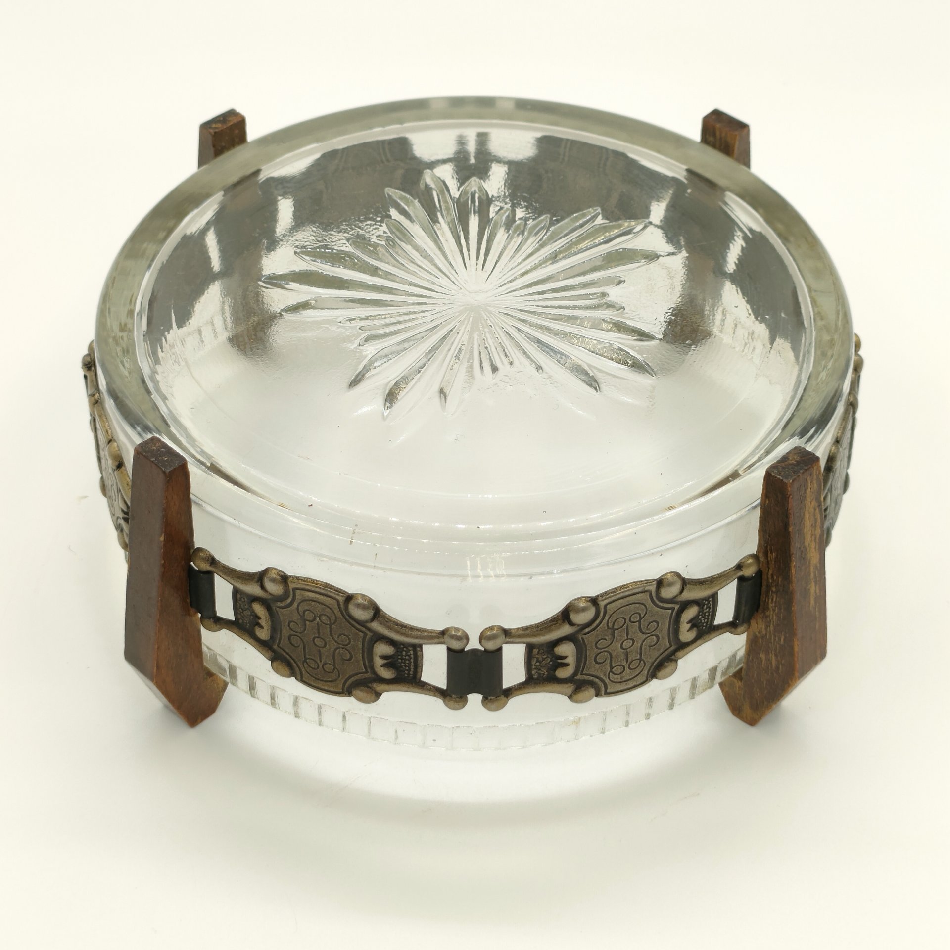 Конфетница (ваза) круглой формы на подставке с орнаментальным декором, стекло, металл, дерево, СССР, 1970-1990 гг.