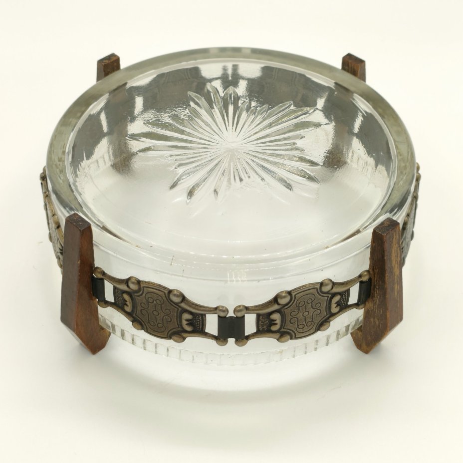 Конфетница (ваза) круглой формы на подставке с орнаментальным декором