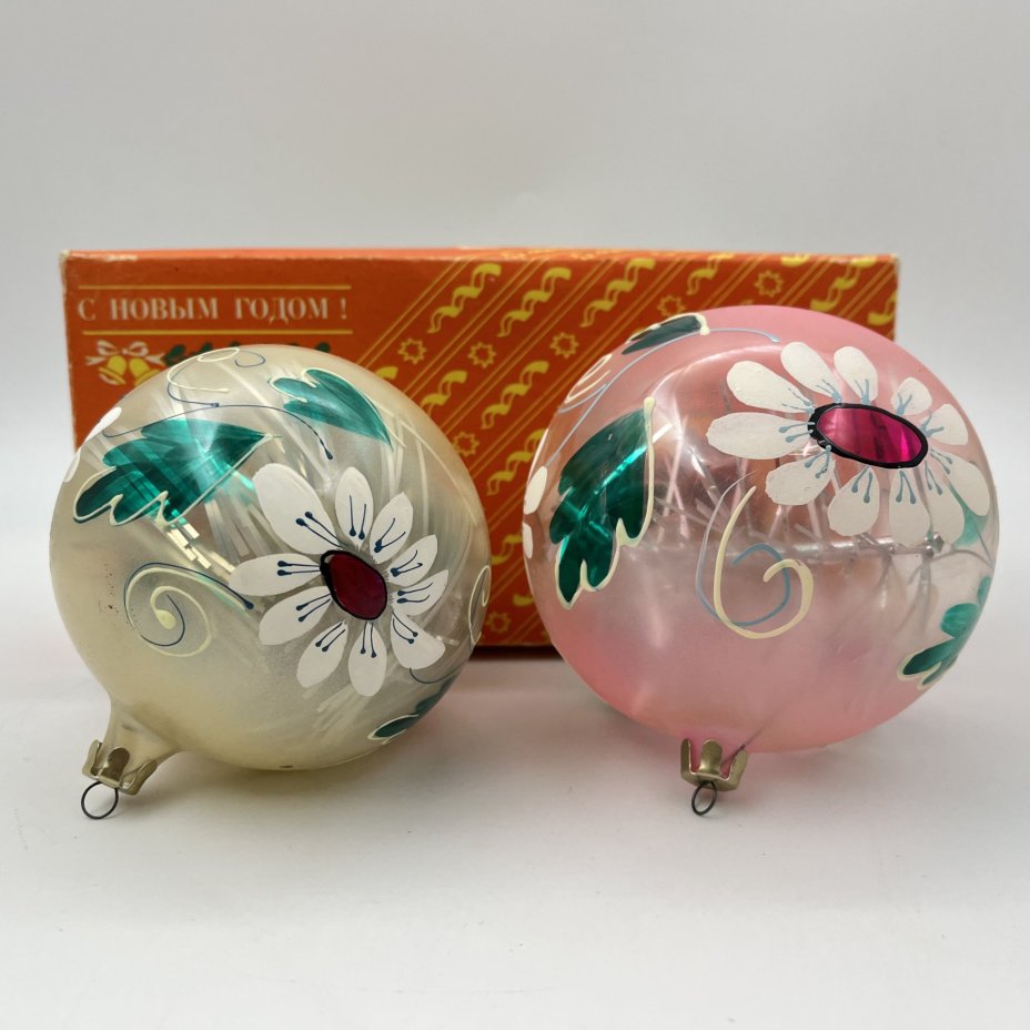 Набор "Ромашки" из 2 подвесных ёлочных шаров (игрушек) в оригинальной коробке, Московское производственное объединение "Иней", стекло, крашение, металл, Московский завод ёлочных украшений, СССР, 1977 г.