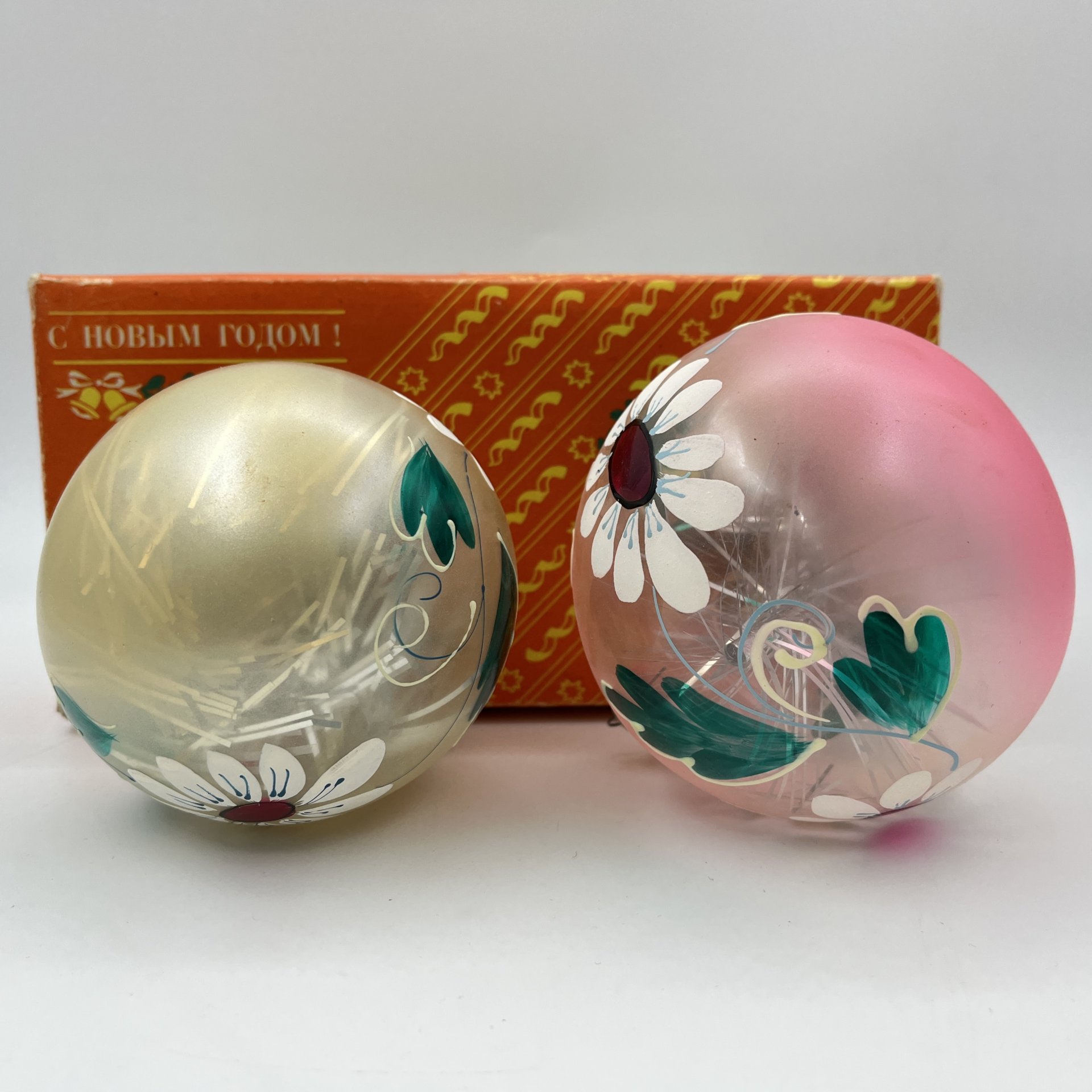 Набор "Ромашки" из 2 подвесных ёлочных шаров (игрушек) в оригинальной коробке, Московское производственное объединение "Иней", стекло, крашение, металл, Московский завод ёлочных украшений, СССР, 1977 г.