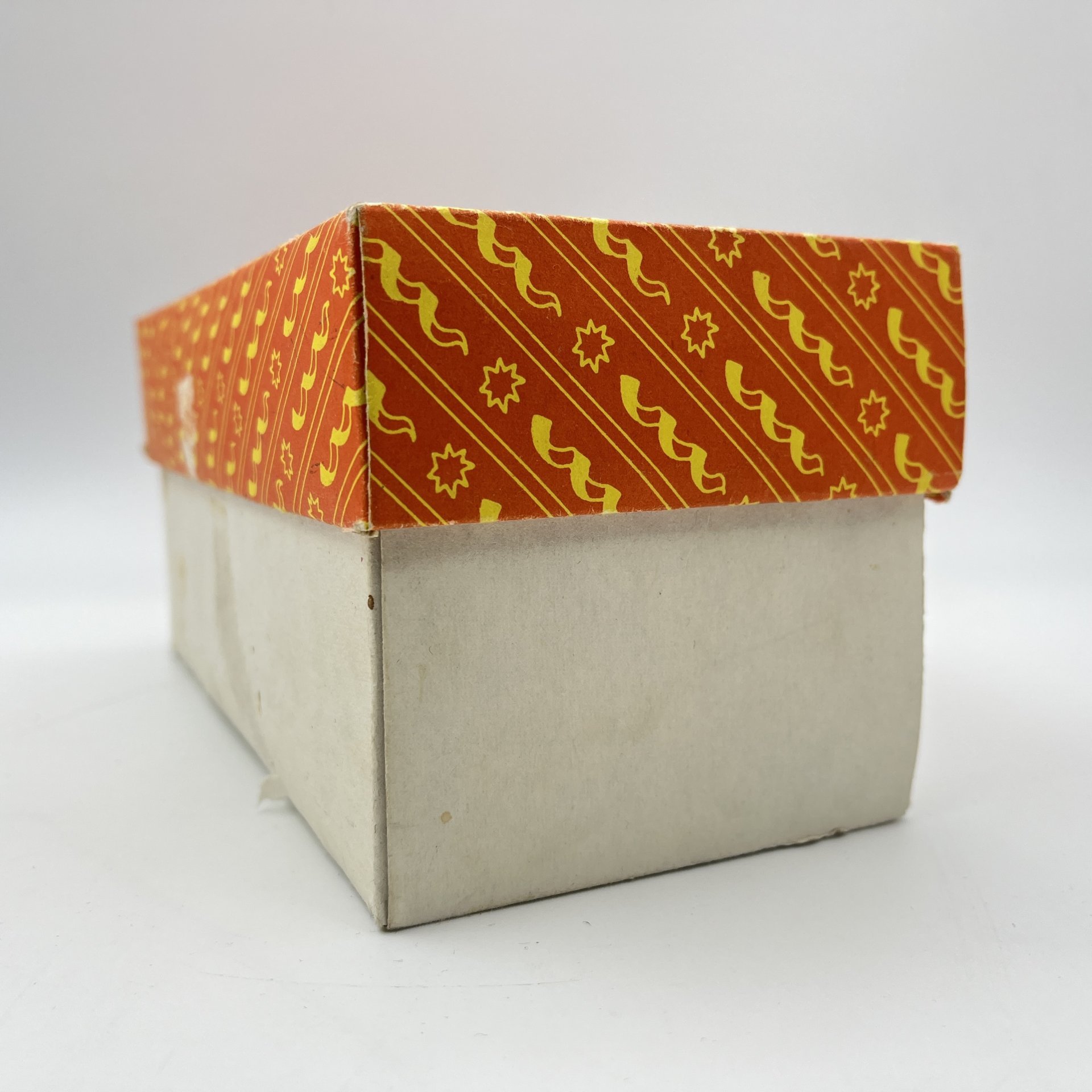 Набор "Ромашки" из 2 подвесных ёлочных шаров (игрушек) в оригинальной коробке, Московское производственное объединение "Иней", стекло, крашение, металл, Московский завод ёлочных украшений, СССР, 1977 г.