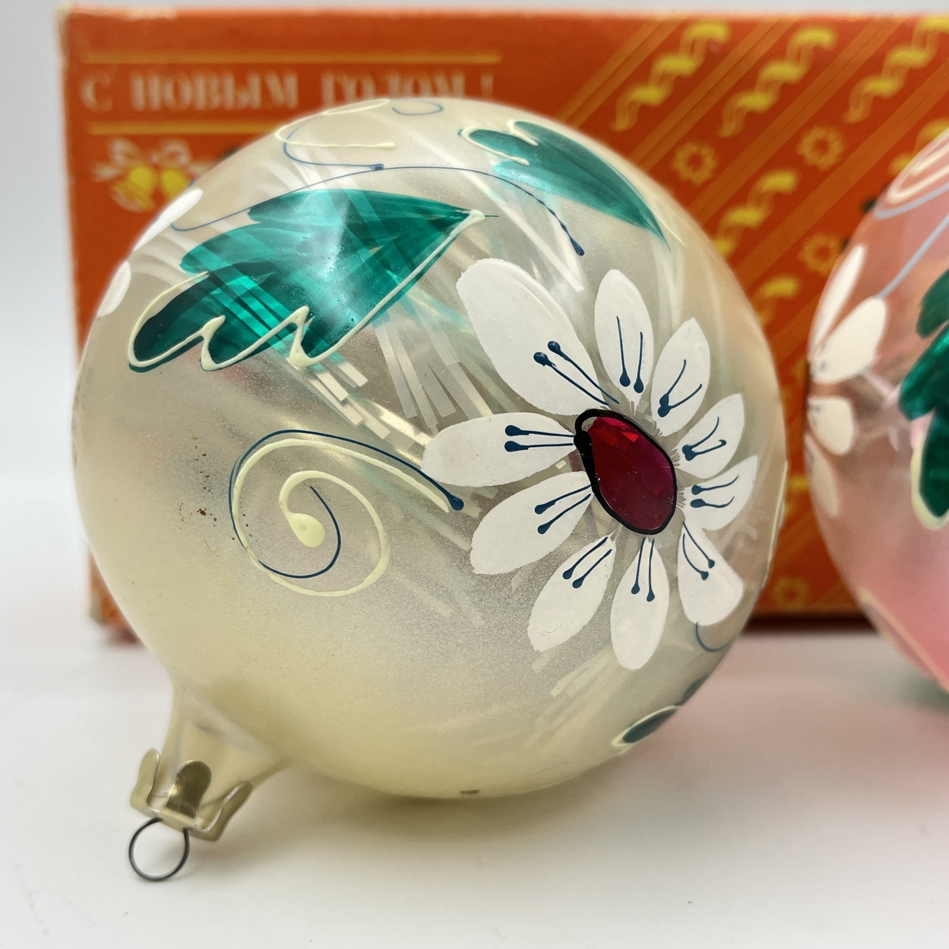 Набор "Ромашки" из 2 подвесных ёлочных шаров (игрушек) в оригинальной коробке, Московское производственное объединение "Иней", Московский завод ёлочных украшений