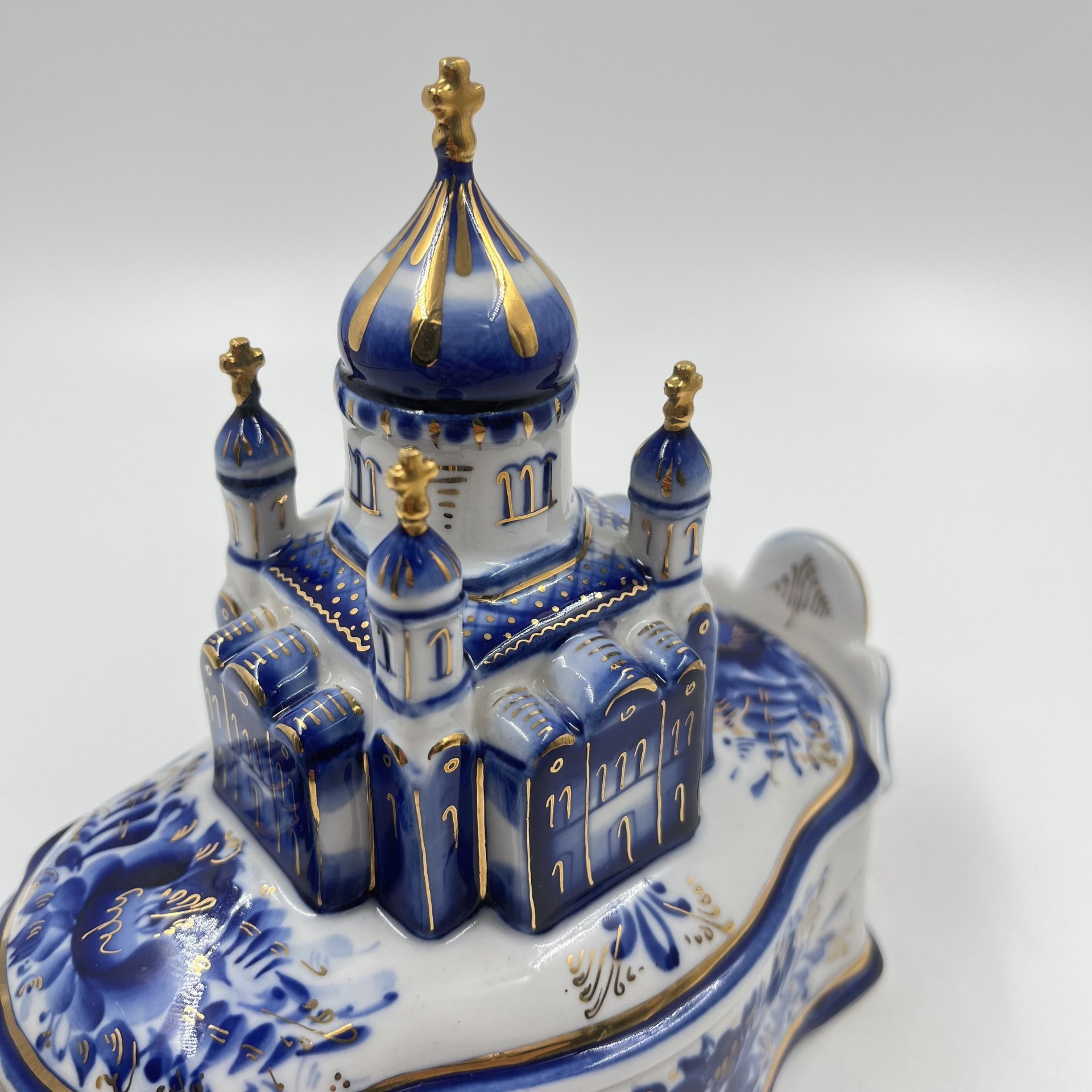 Шкатулка "Храм Христа Спасителя" с растительным декором, Шекма-Гжель (Шевлягинский завод специальной керамики)
