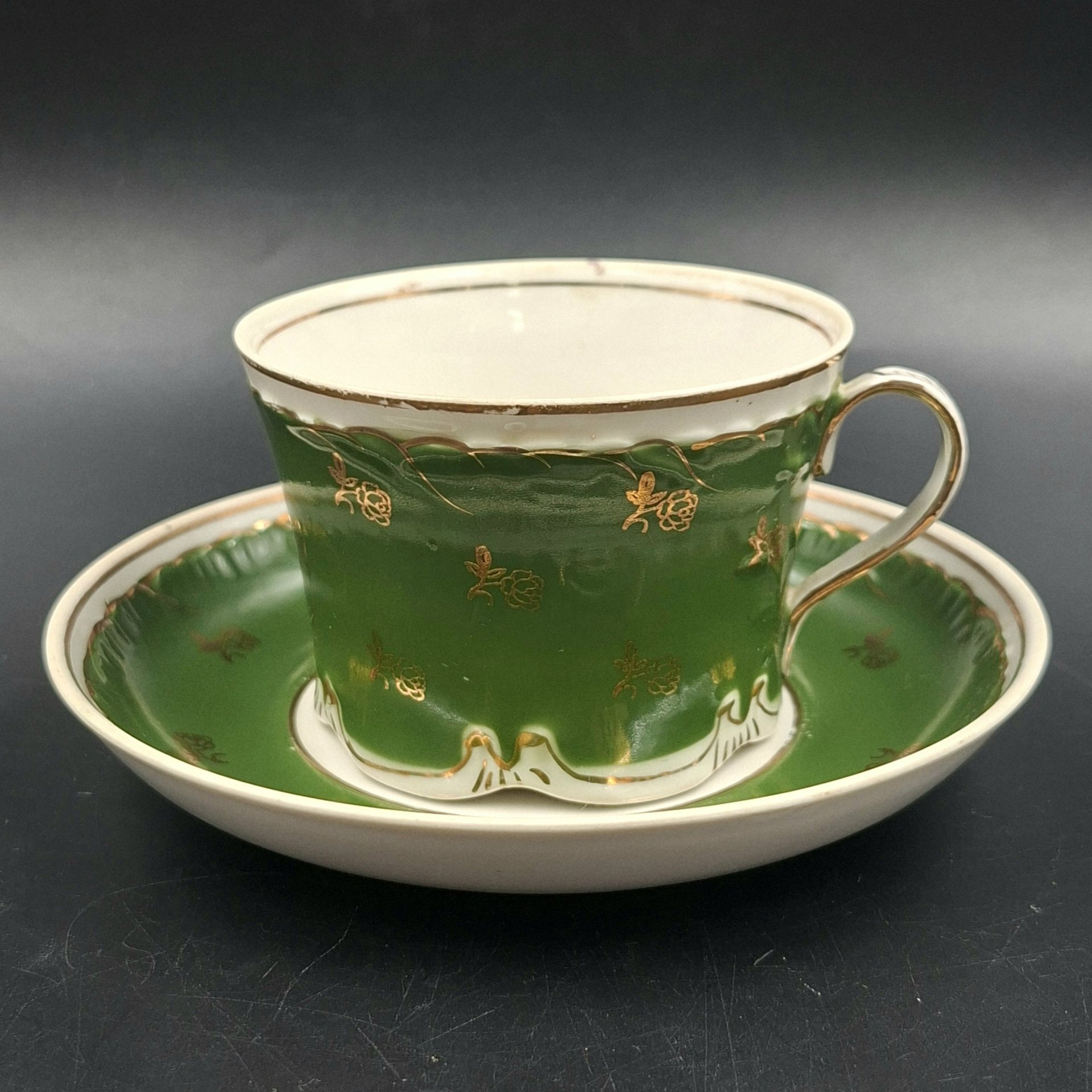 Пара чайная зеленого цвета с декором в виде розочек, фарфор, крытье, золочение, Дмитровский фарфоровый завод (ДФЗ Вербилки), СССР, 1954-1965 гг.