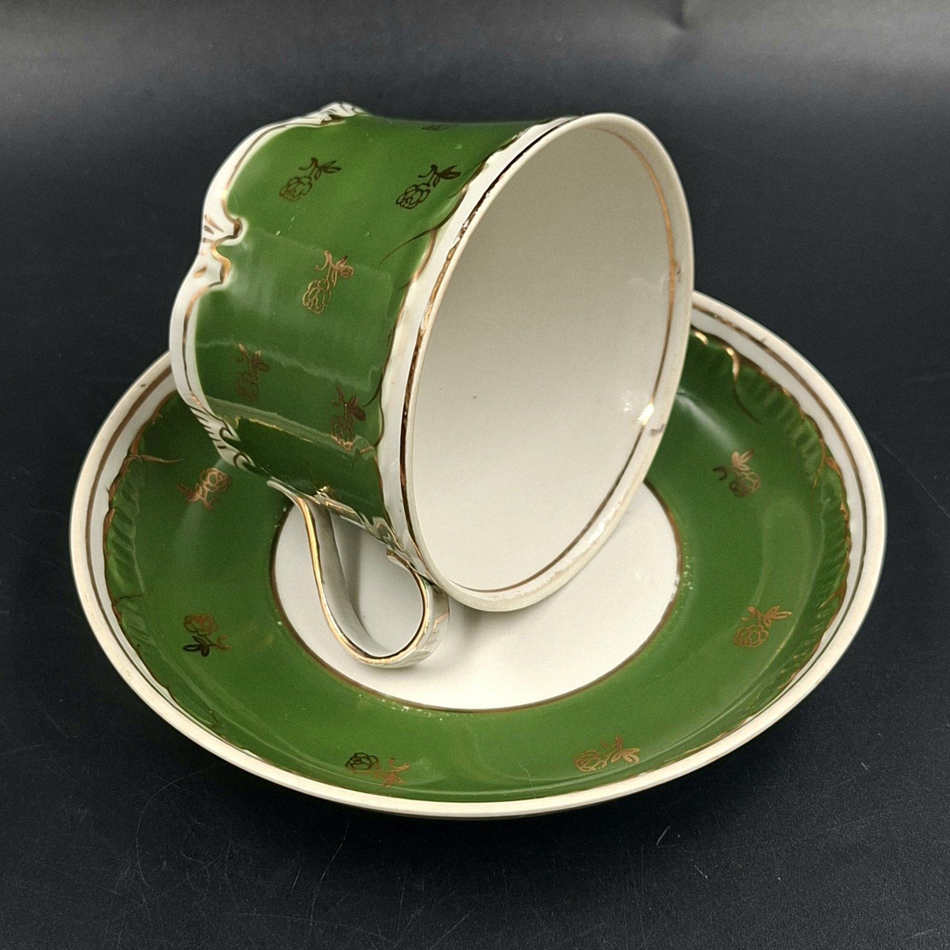 Пара чайная зеленого цвета с декором в виде розочек, фарфор, крытье, золочение, Дмитровский фарфоровый завод (ДФЗ Вербилки), СССР, 1954-1965 гг.