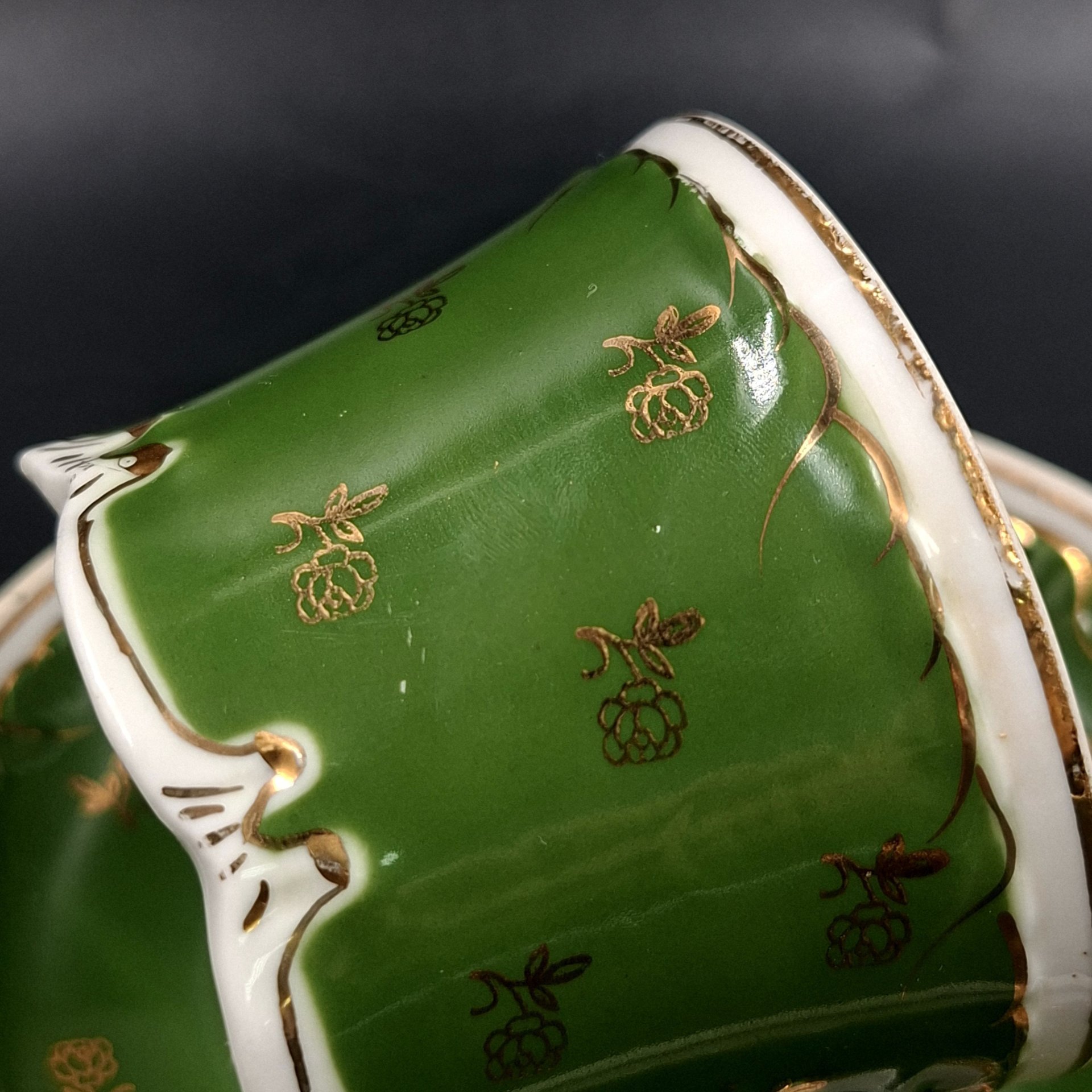 Пара чайная зеленого цвета с декором в виде розочек, фарфор, крытье, золочение, Дмитровский фарфоровый завод (ДФЗ Вербилки), СССР, 1954-1965 гг.