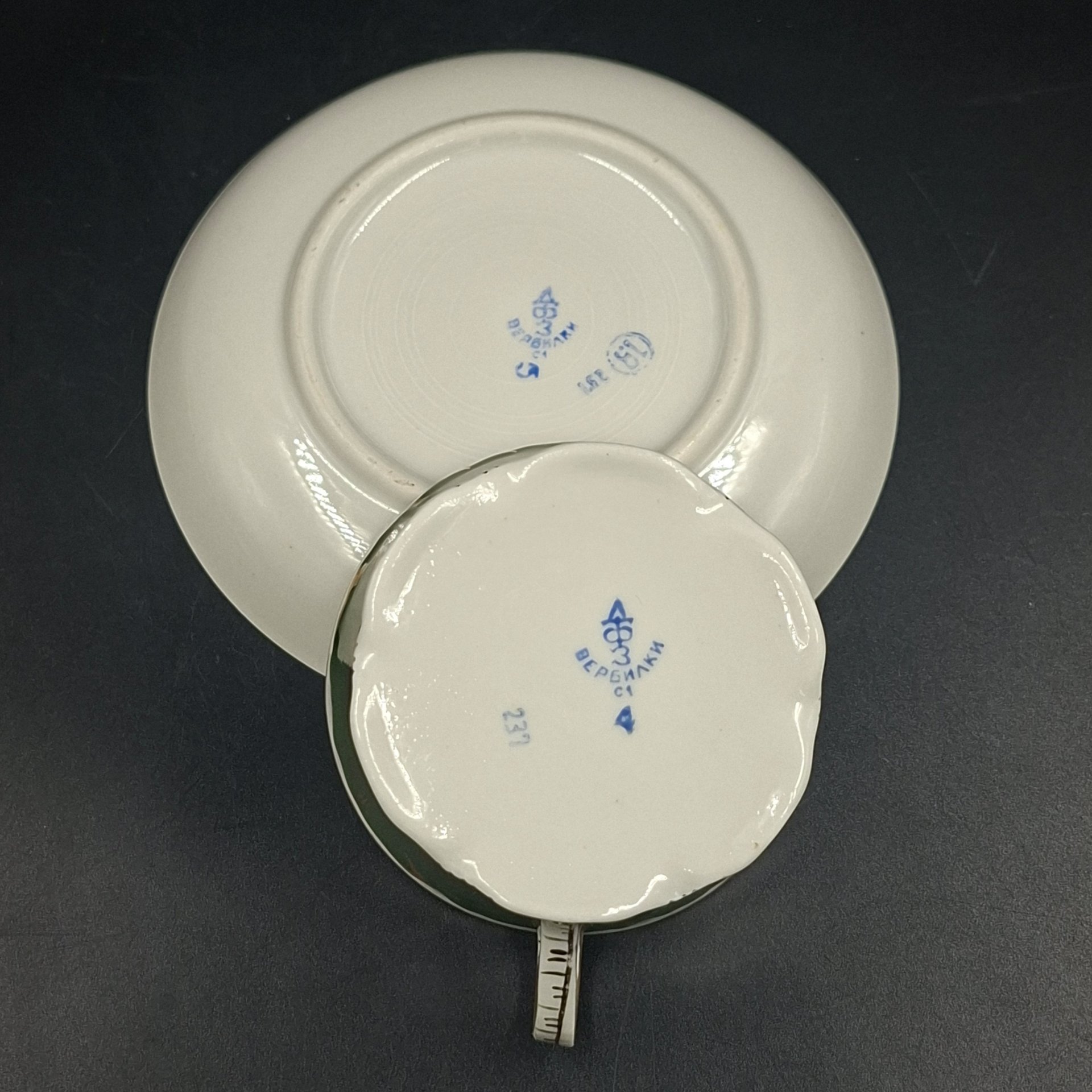 Пара чайная зеленого цвета с декором в виде розочек, фарфор, крытье, золочение, Дмитровский фарфоровый завод (ДФЗ Вербилки), СССР, 1954-1965 гг.