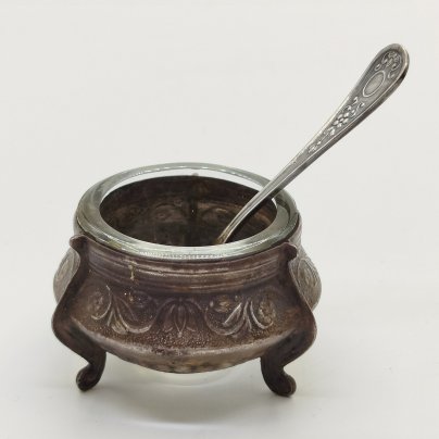 Солонка с цветочным орнаментом и миниатюрной ложечкой, мельхиор (медь-никель), стекло, Мстерская художественная фабрика  «Ювелир», СССР, 1960-1980 гг.