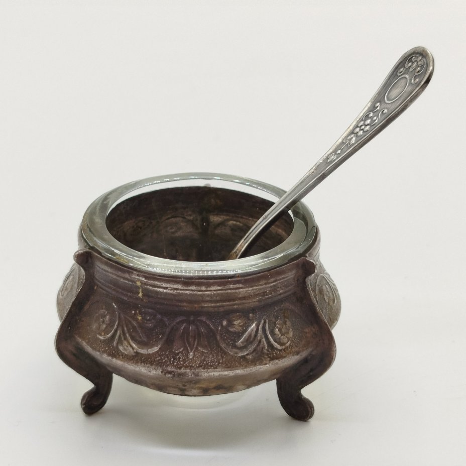 Солонка с цветочным орнаментом и миниатюрной ложечкой, мельхиор (медь-никель), стекло, Мстерская художественная фабрика  «Ювелир», СССР, 1960-1980 гг.