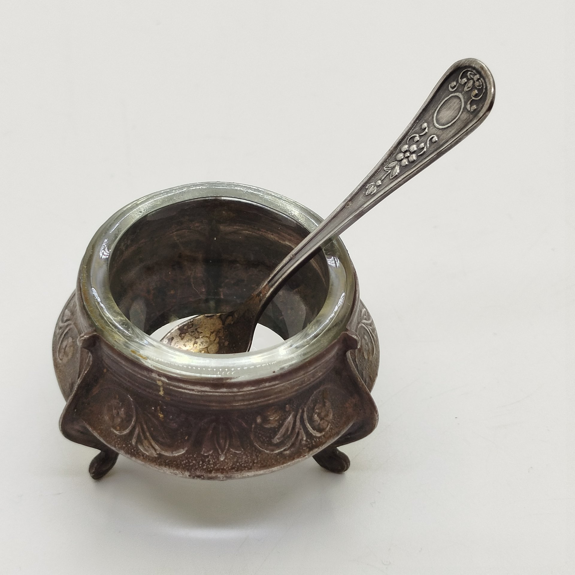 Солонка с цветочным орнаментом и миниатюрной ложечкой, мельхиор (медь-никель), стекло, Мстерская художественная фабрика  «Ювелир», СССР, 1960-1980 гг.