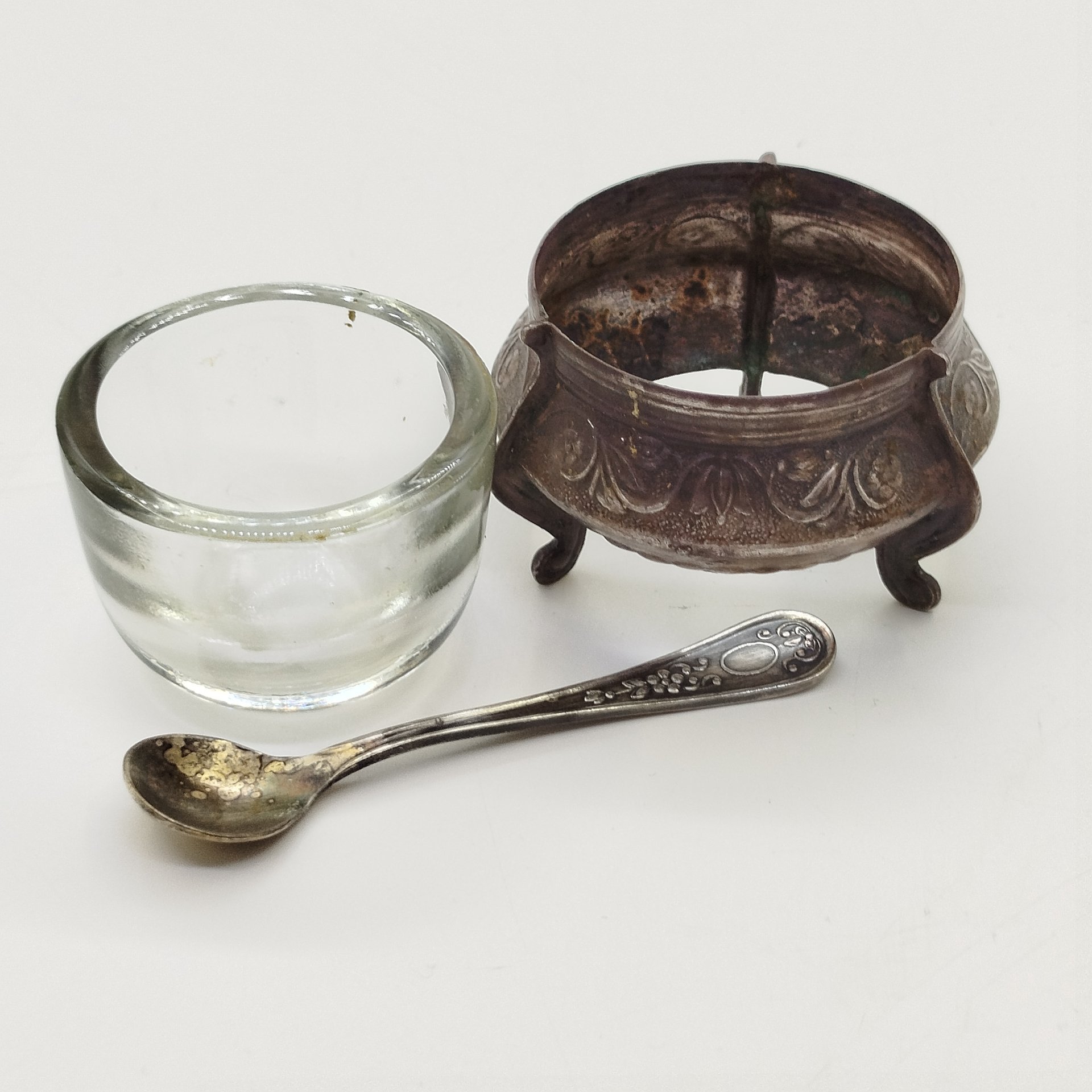 Солонка с цветочным орнаментом и миниатюрной ложечкой, мельхиор (медь-никель), стекло, Мстерская художественная фабрика  «Ювелир», СССР, 1960-1980 гг.