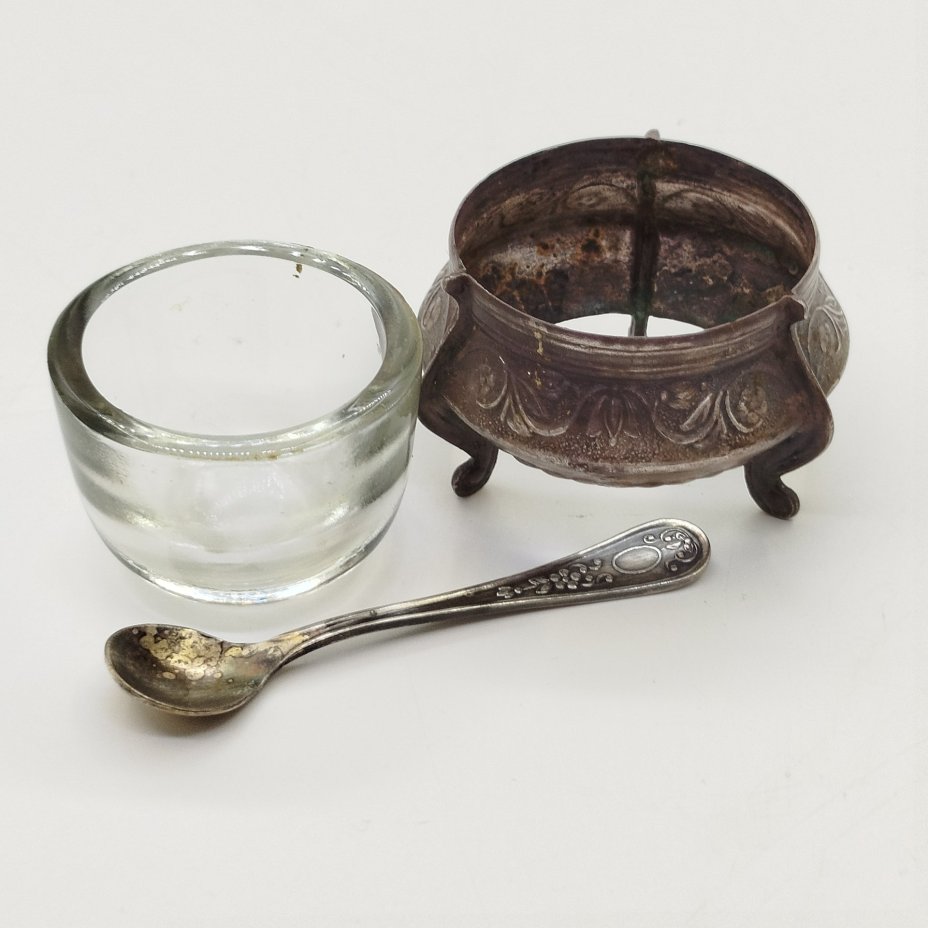 Солонка с цветочным орнаментом и миниатюрной ложечкой