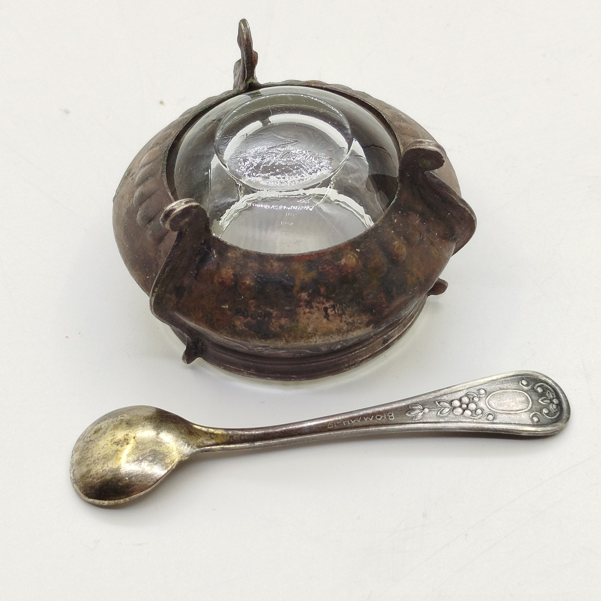 Солонка с цветочным орнаментом и миниатюрной ложечкой, мельхиор (медь-никель), стекло, Мстерская художественная фабрика  «Ювелир», СССР, 1960-1980 гг.