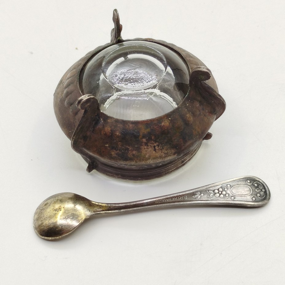 Солонка с цветочным орнаментом и миниатюрной ложечкой