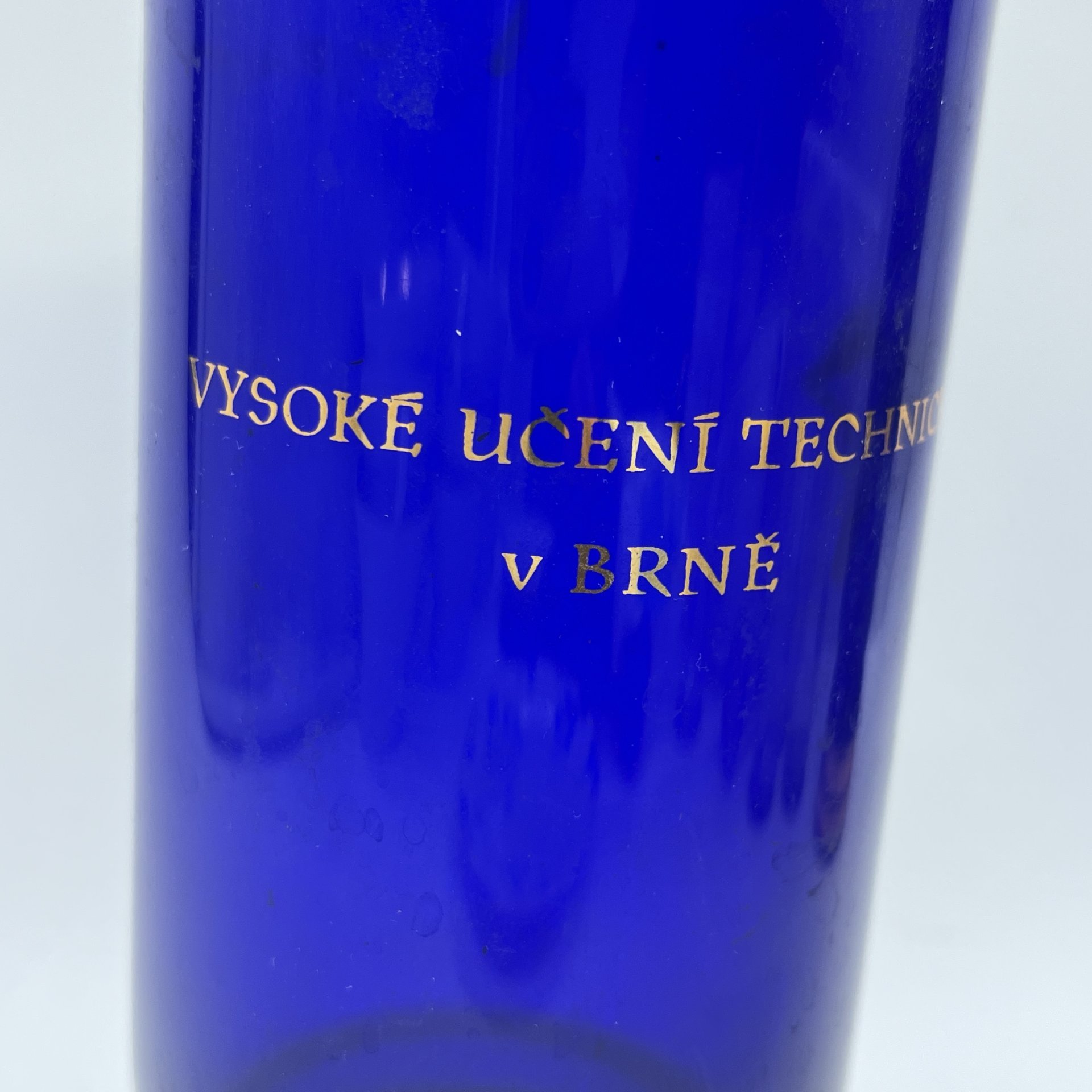 Ваза кобальтого оттенка с надписью Vysoké učení technické v Brně (Брненский технологический университет), цветное стекло, золочение, Чехия, 1970-1990 гг.