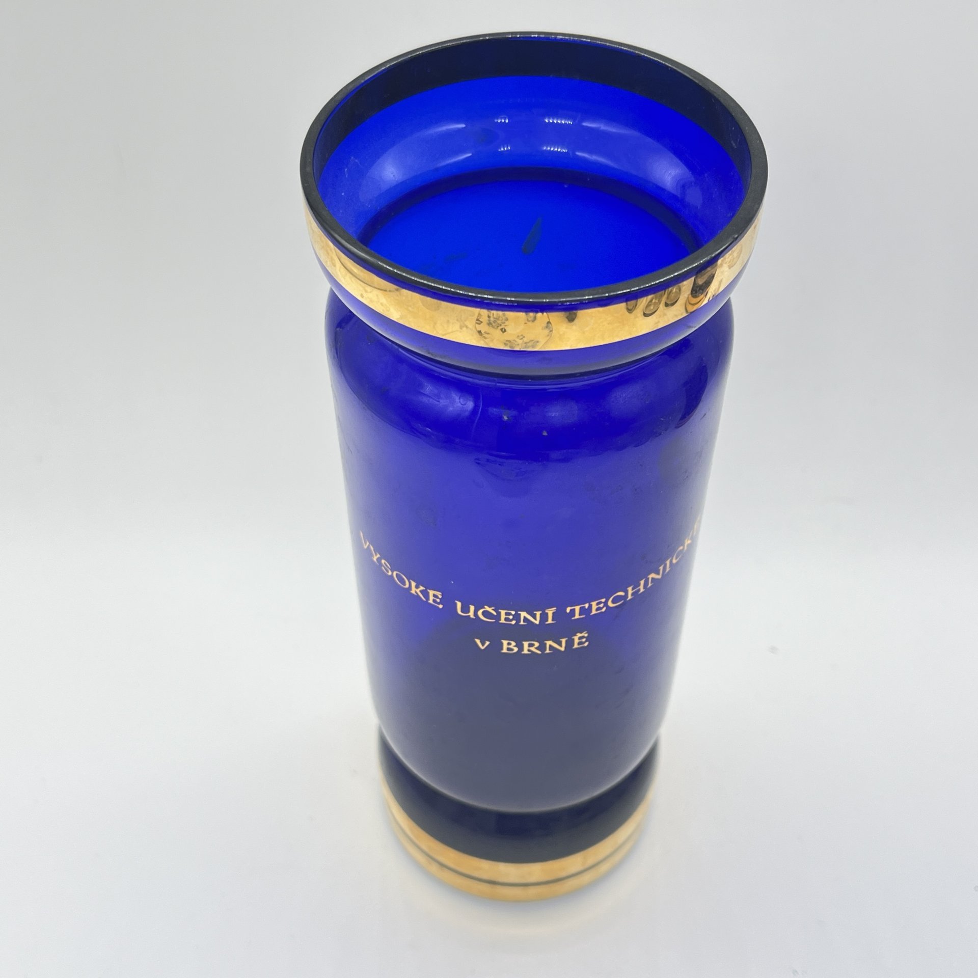 Ваза кобальтого оттенка с надписью Vysoké učení technické v Brně (Брненский технологический университет), цветное стекло, золочение, Чехия, 1970-1990 гг.