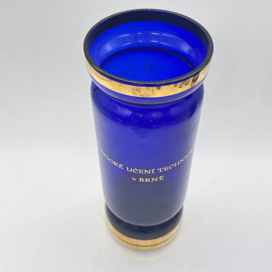 Ваза кобальтого оттенка с надписью Vysoké učení technické v Brně (Брненский технологический университет)