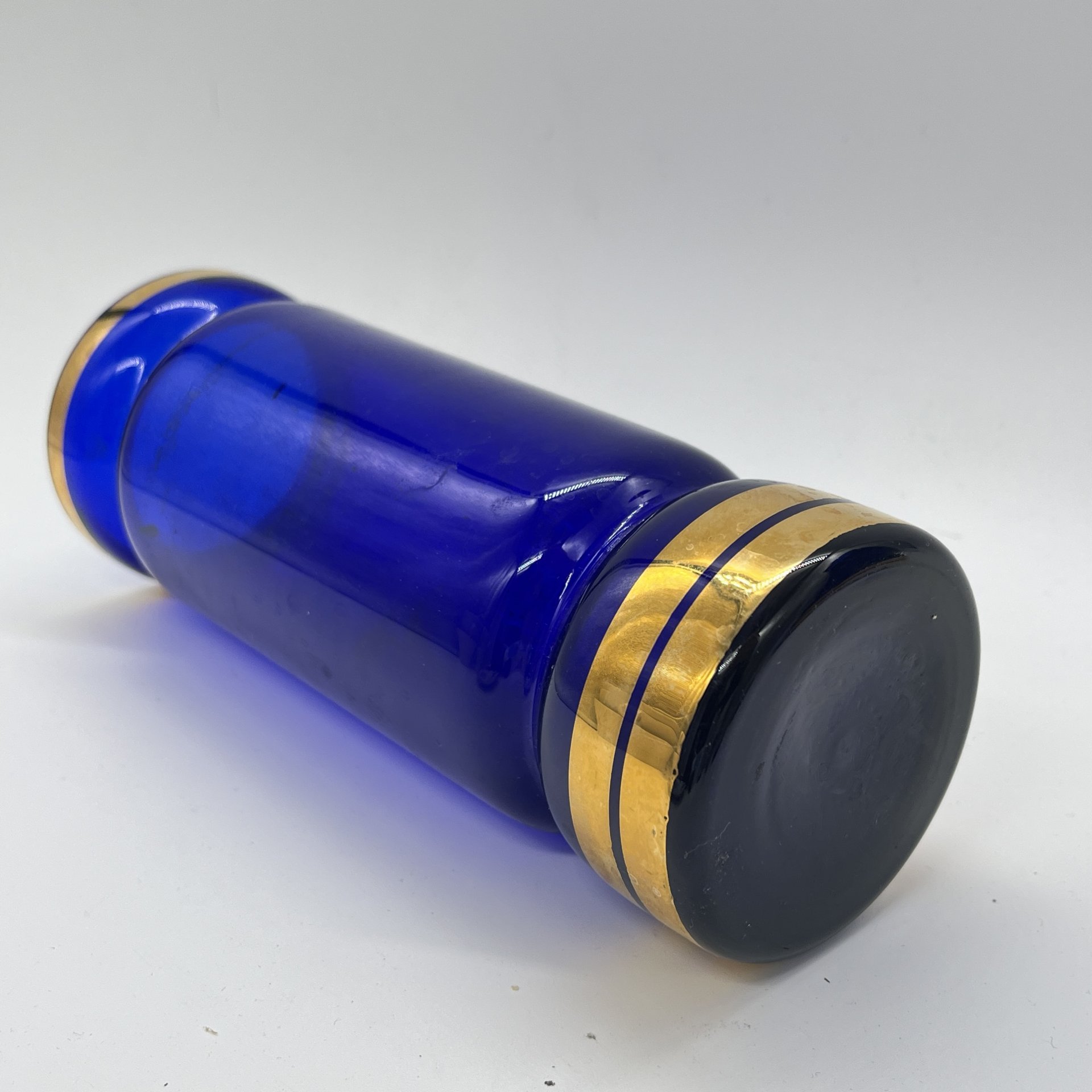 Ваза кобальтого оттенка с надписью Vysoké učení technické v Brně (Брненский технологический университет), цветное стекло, золочение, Чехия, 1970-1990 гг.