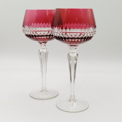 Пара бокалов малинового оттенка с геометрическим декором