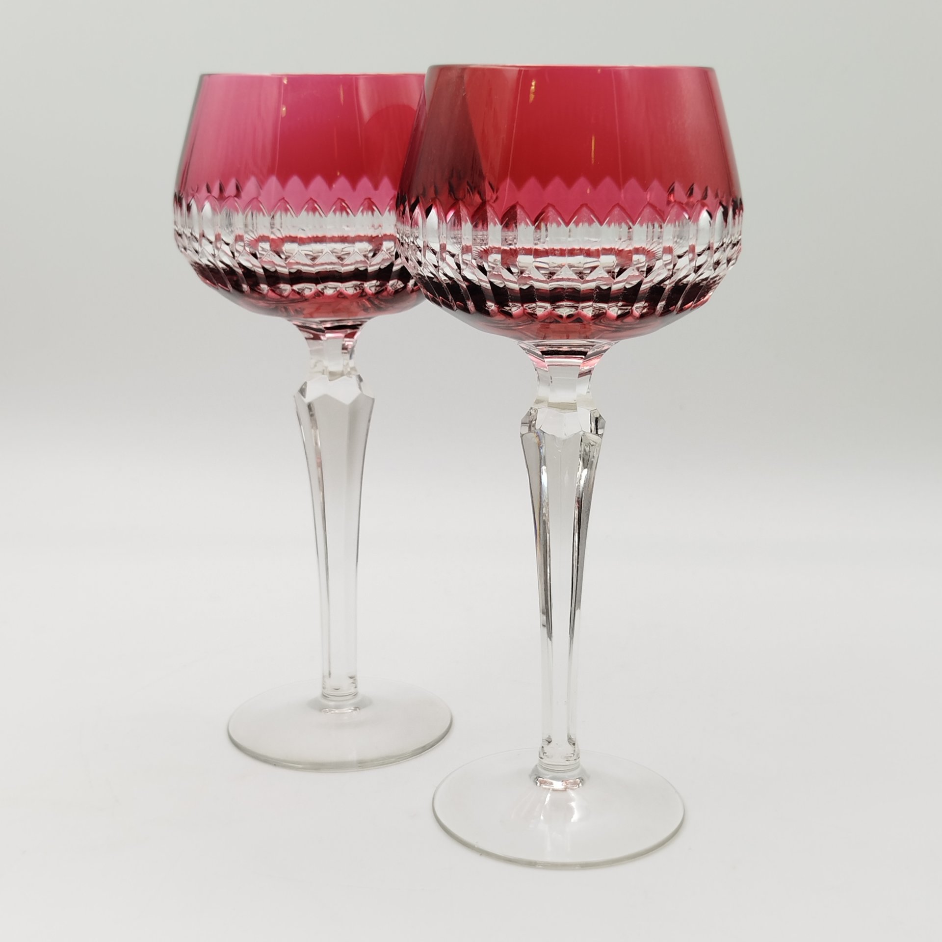 Пара бокалов малинового оттенка с геометрическим декором