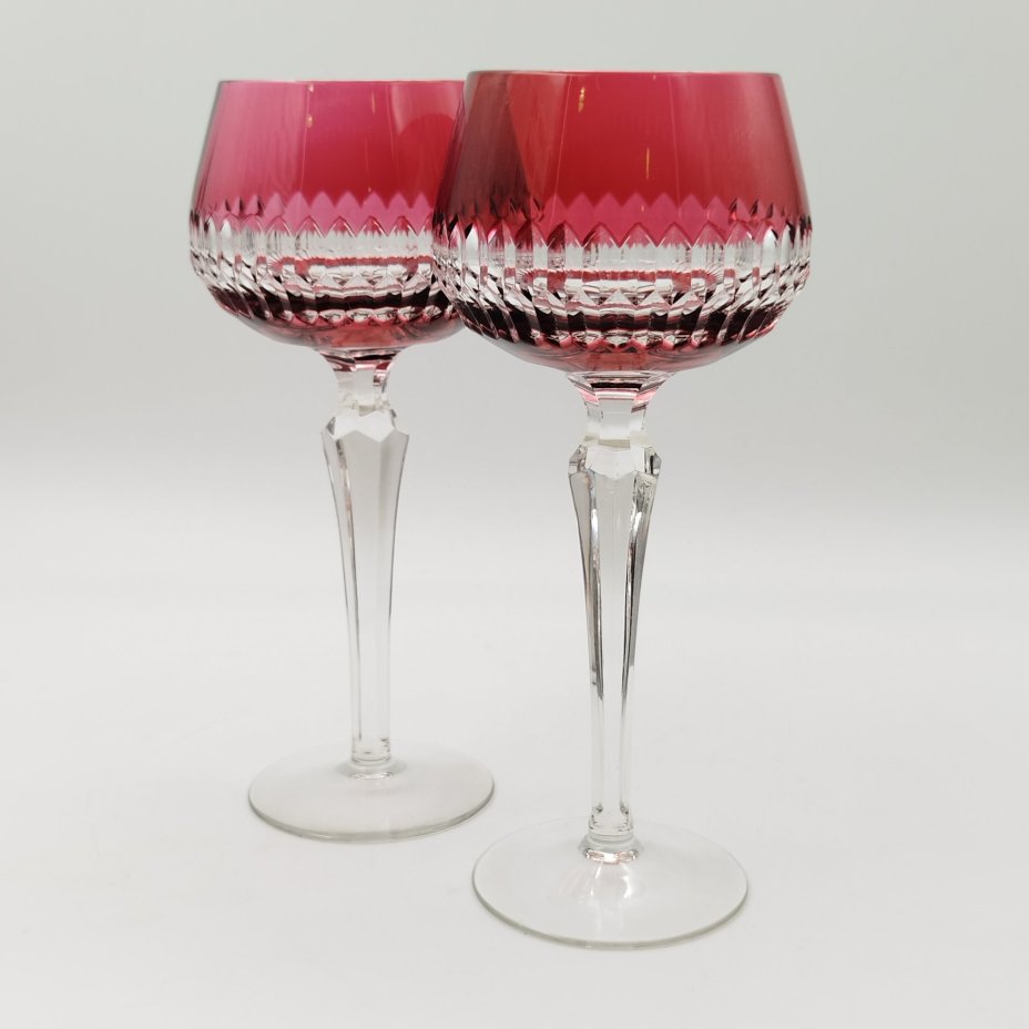 Пара бокалов малинового оттенка с геометрическим декором