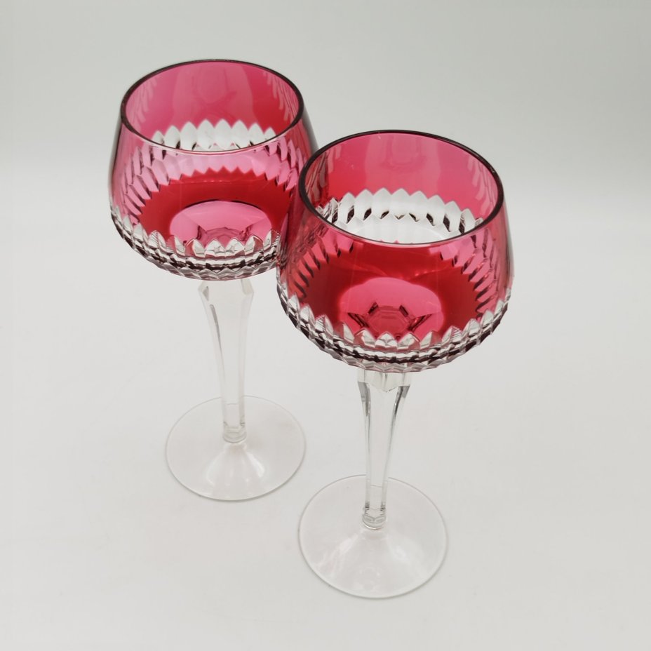Пара бокалов малинового оттенка с геометрическим декором