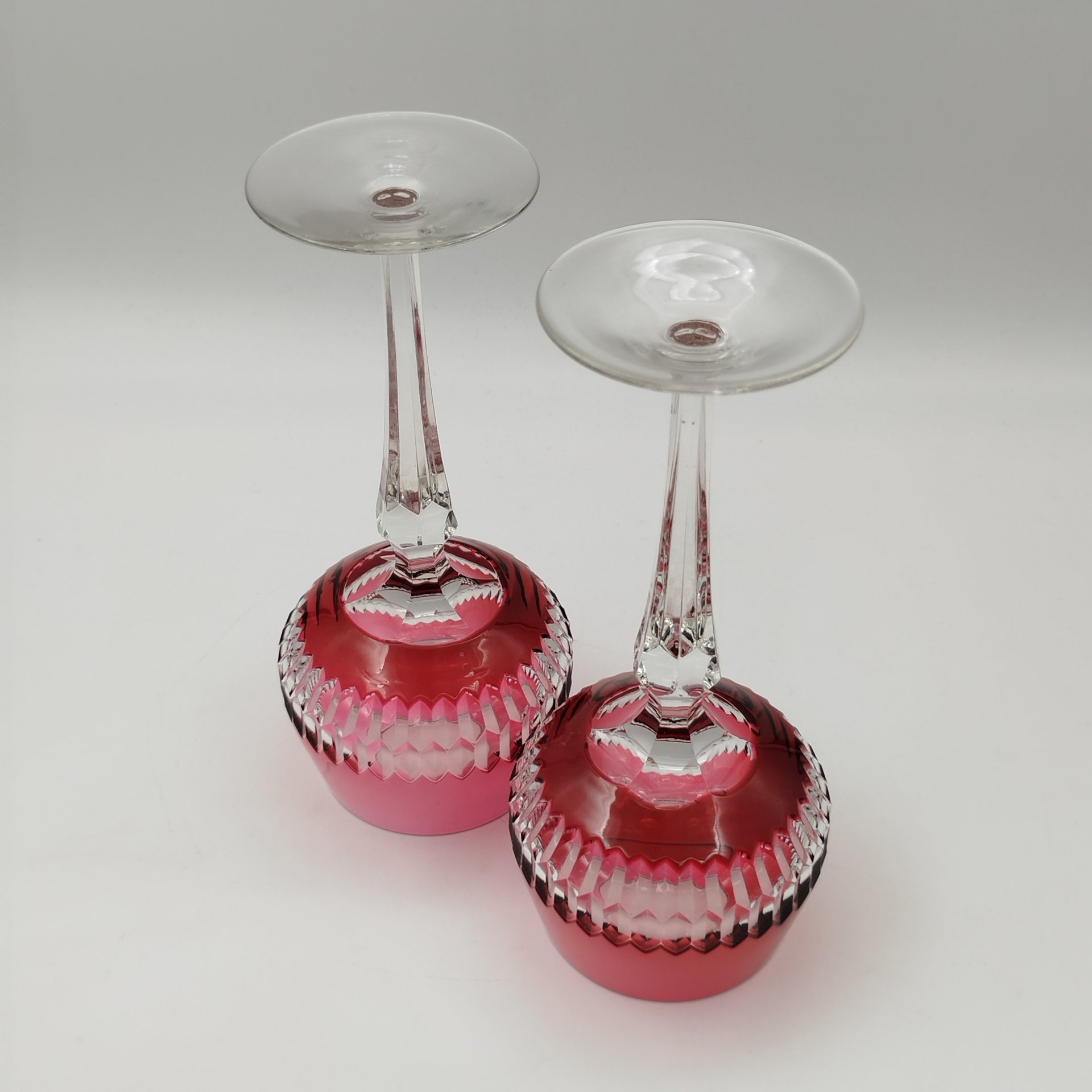 Пара бокалов малинового оттенка с геометрическим декором