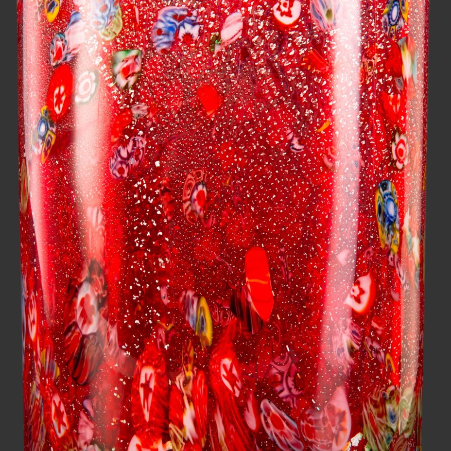 Ваза красного цвета цилиндрической формы, техника "Millefiori" (Миллефиори), стекло, техника "Millefiori" (Миллефиори), Silver Leaf (декоративная техника с добавлением серебряного листа), Муранское стекло, Италия, 1970-1990 гг.