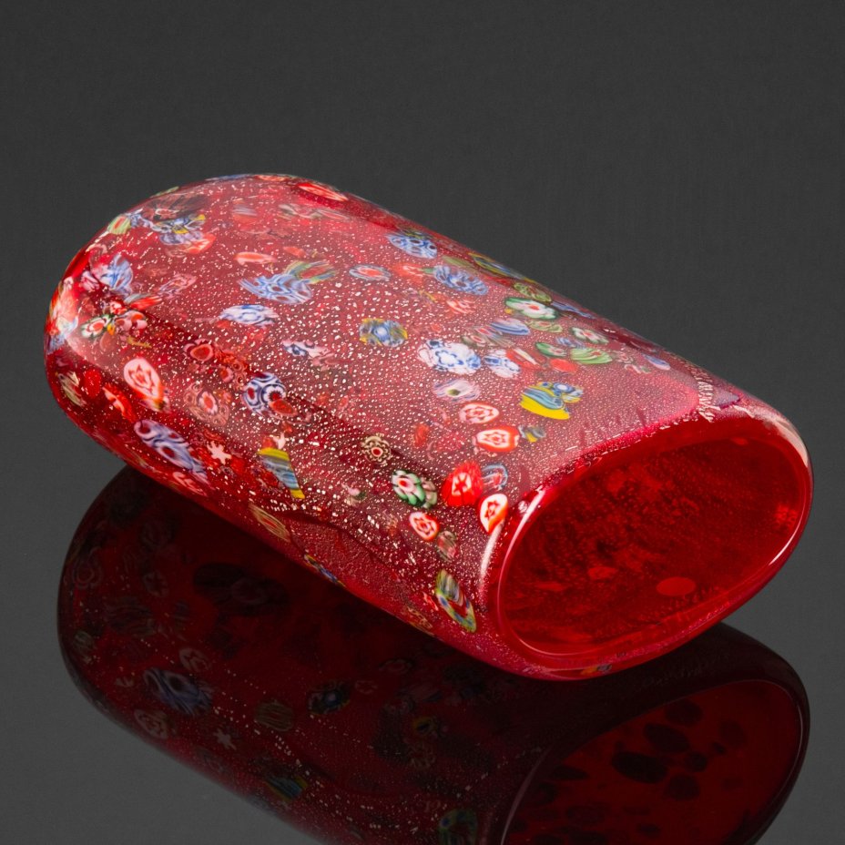 Ваза красного цвета цилиндрической формы, техника "Millefiori" (Миллефиори), стекло, техника "Millefiori" (Миллефиори), Silver Leaf (декоративная техника с добавлением серебряного листа), Муранское стекло, Италия, 1970-1990 гг.