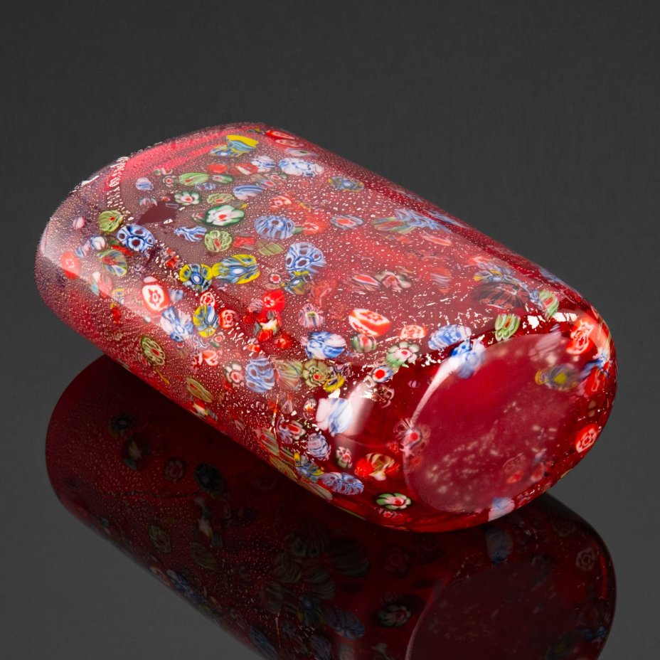 Ваза красного цвета цилиндрической формы, техника "Millefiori" (Миллефиори), стекло, техника "Millefiori" (Миллефиори), Silver Leaf (декоративная техника с добавлением серебряного листа), Муранское стекло, Италия, 1970-1990 гг., Муранское стекло