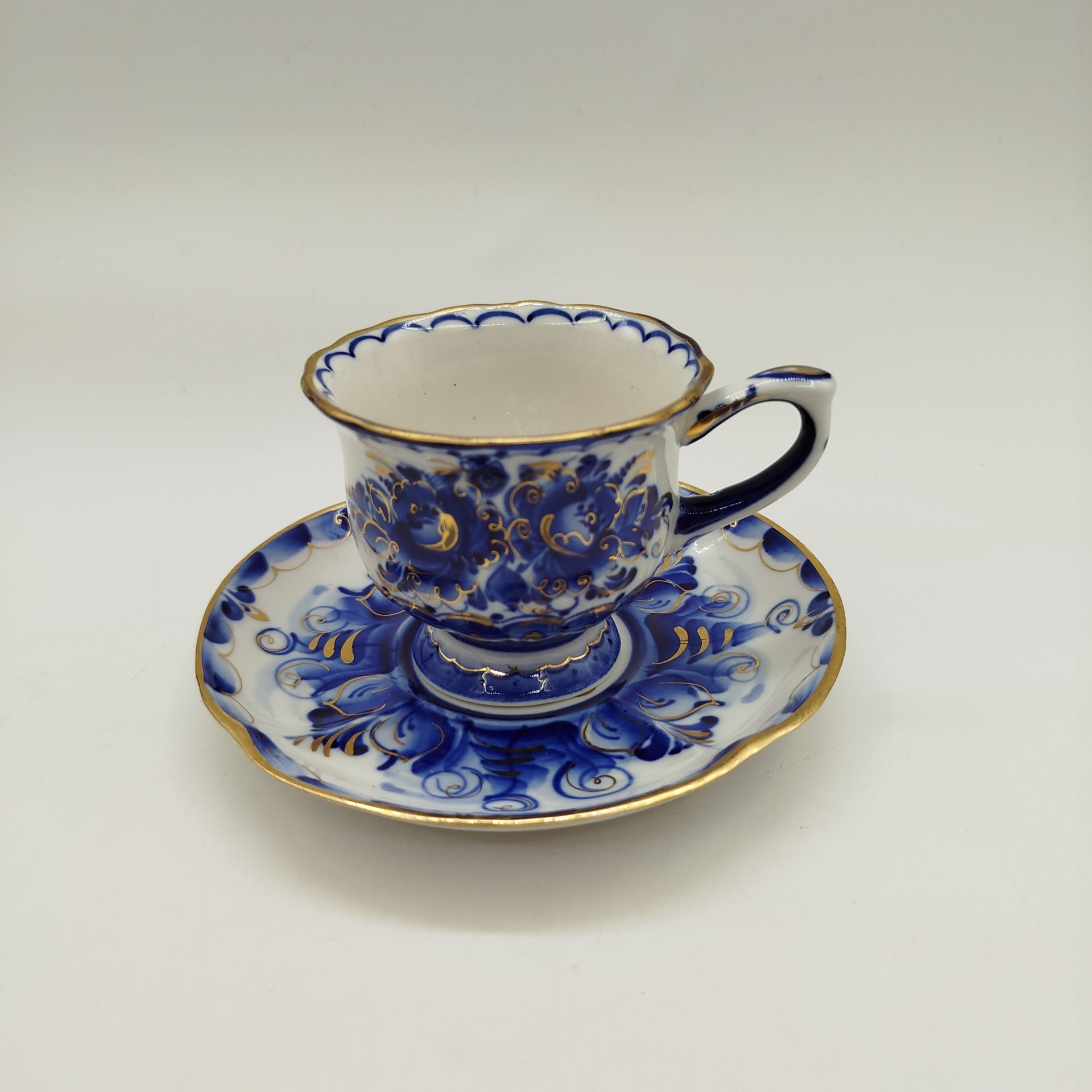 Кофейная пара с растительным декором, Гжель, фарфор, роспись, золочение, Россия, 1991-2010 гг.